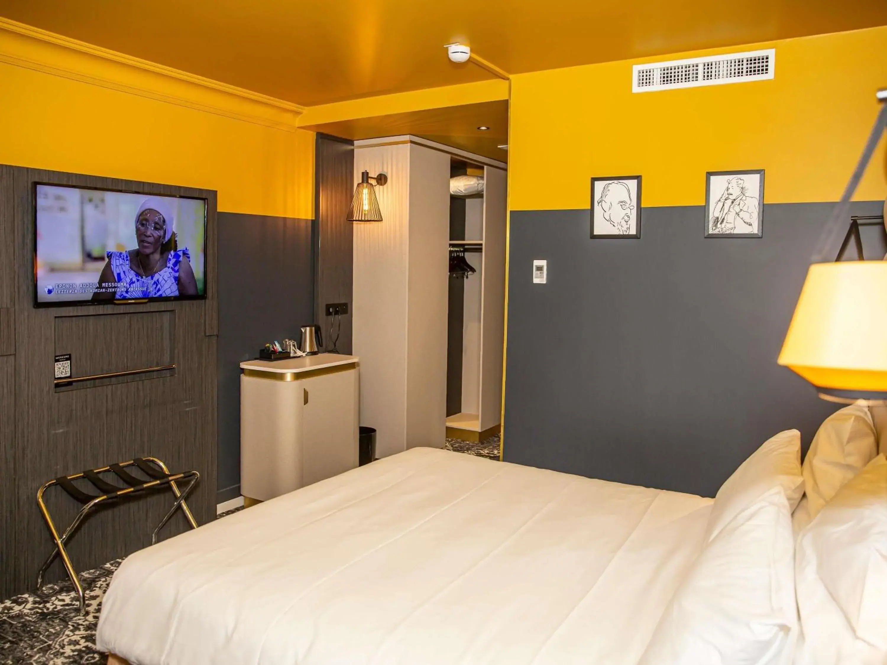 Bedroom, Bed in Mercure Honfleur Bedroom, Bed in Mercure Honfleur