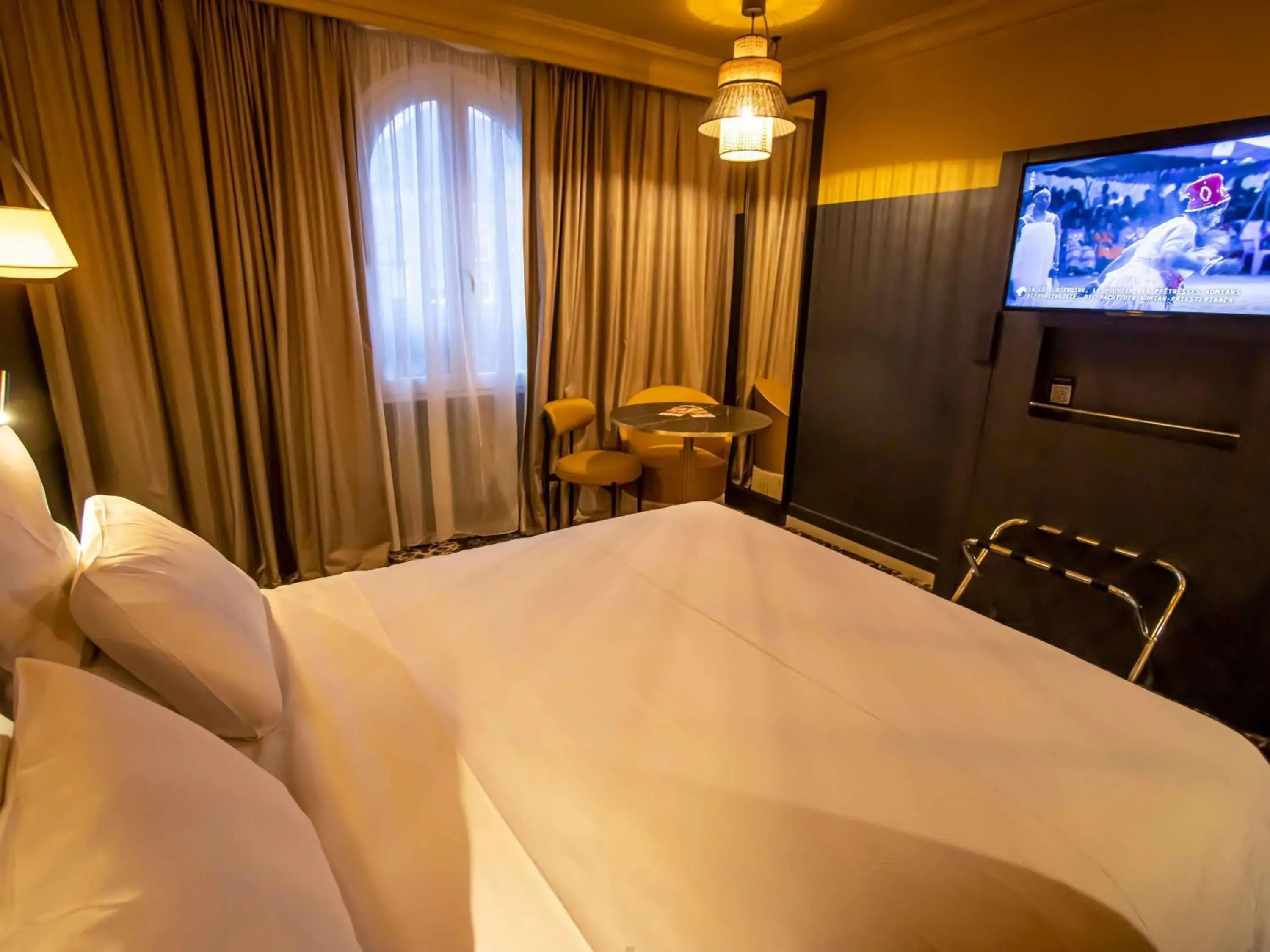 Bedroom, Bed in Mercure Honfleur Bedroom, Bed in Mercure Honfleur