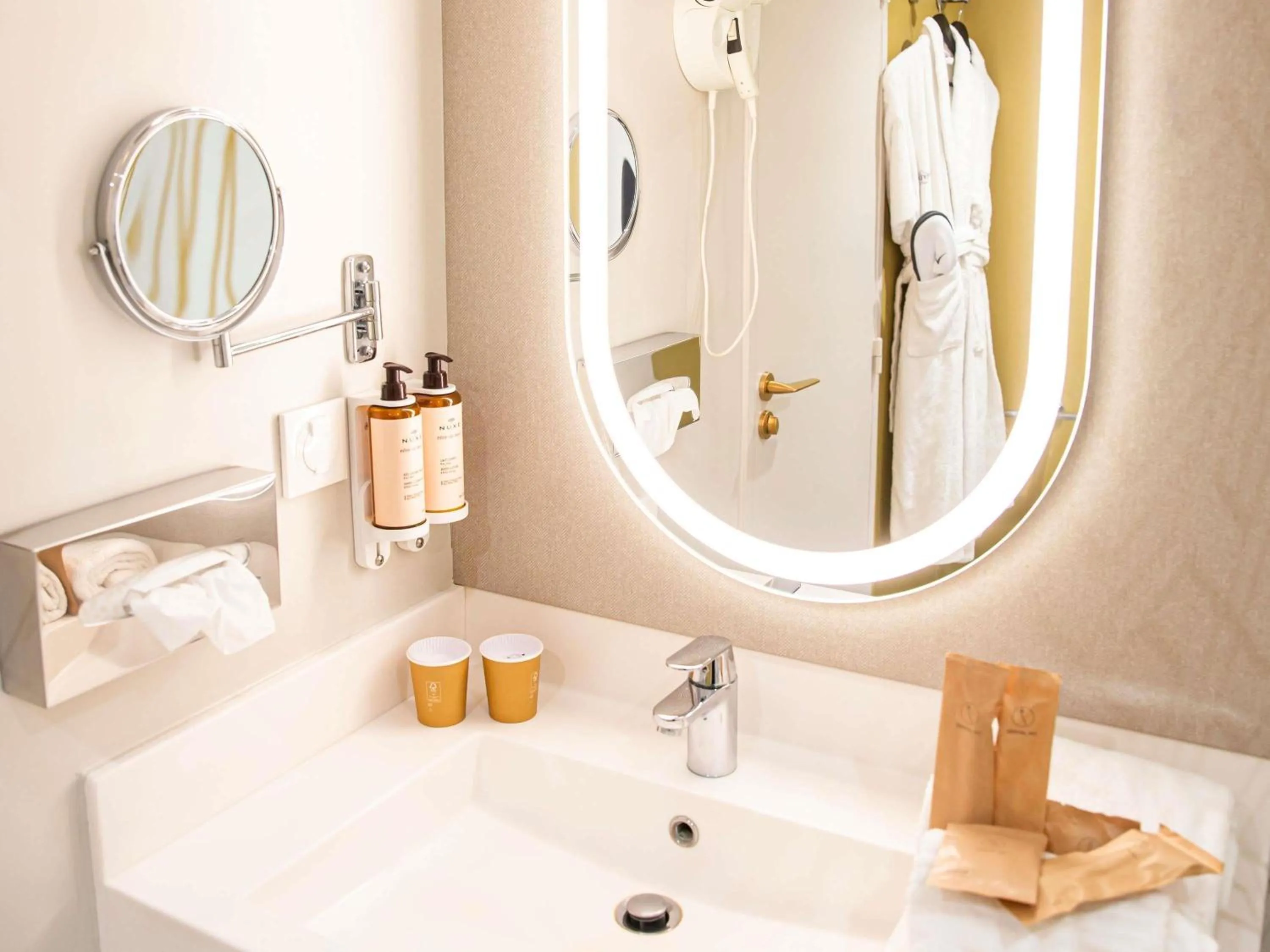 Bedroom in Mercure Honfleur