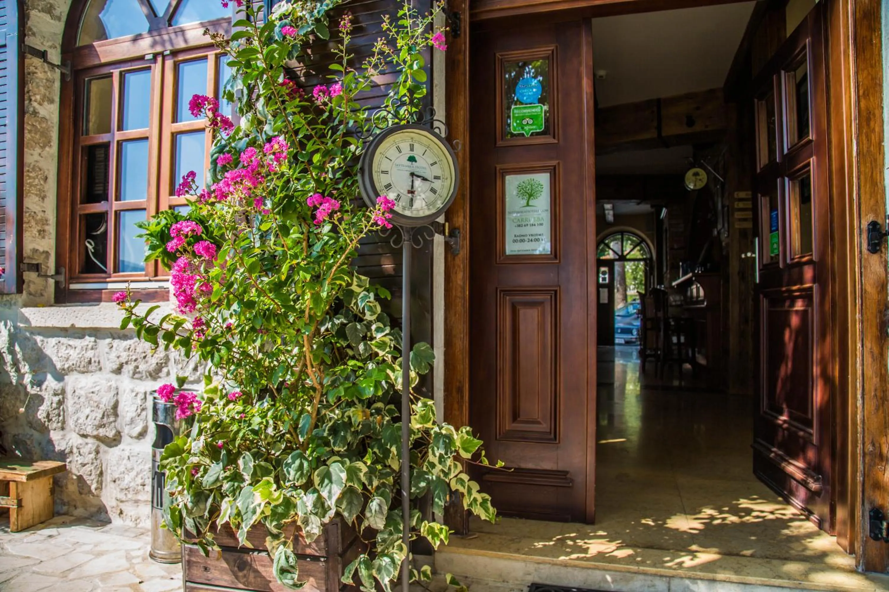 Facade/entrance in Carrubba