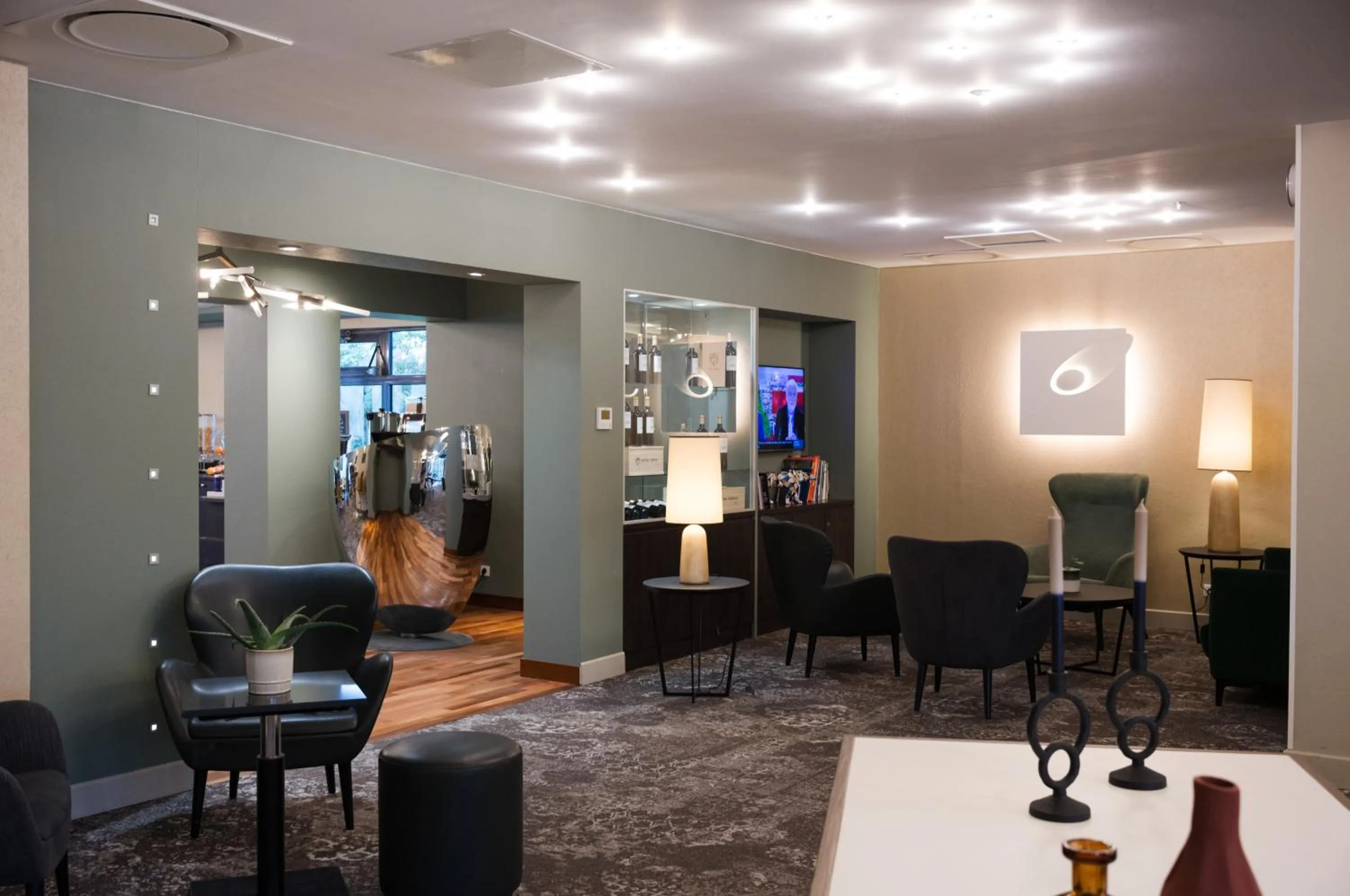Lounge or bar in Novotel Bayeux