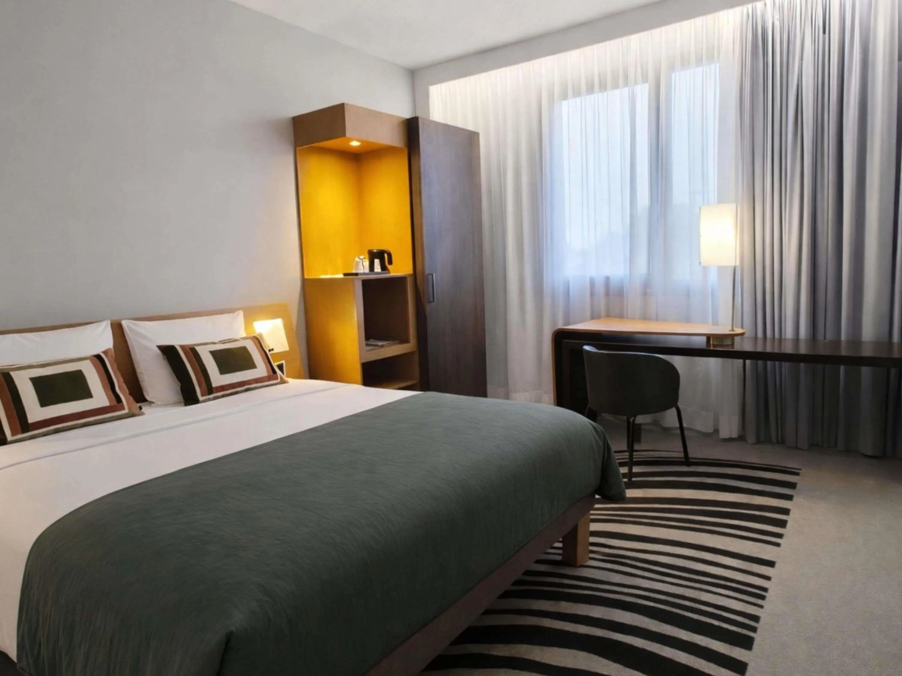 Bedroom, Bed in Novotel Bayeux