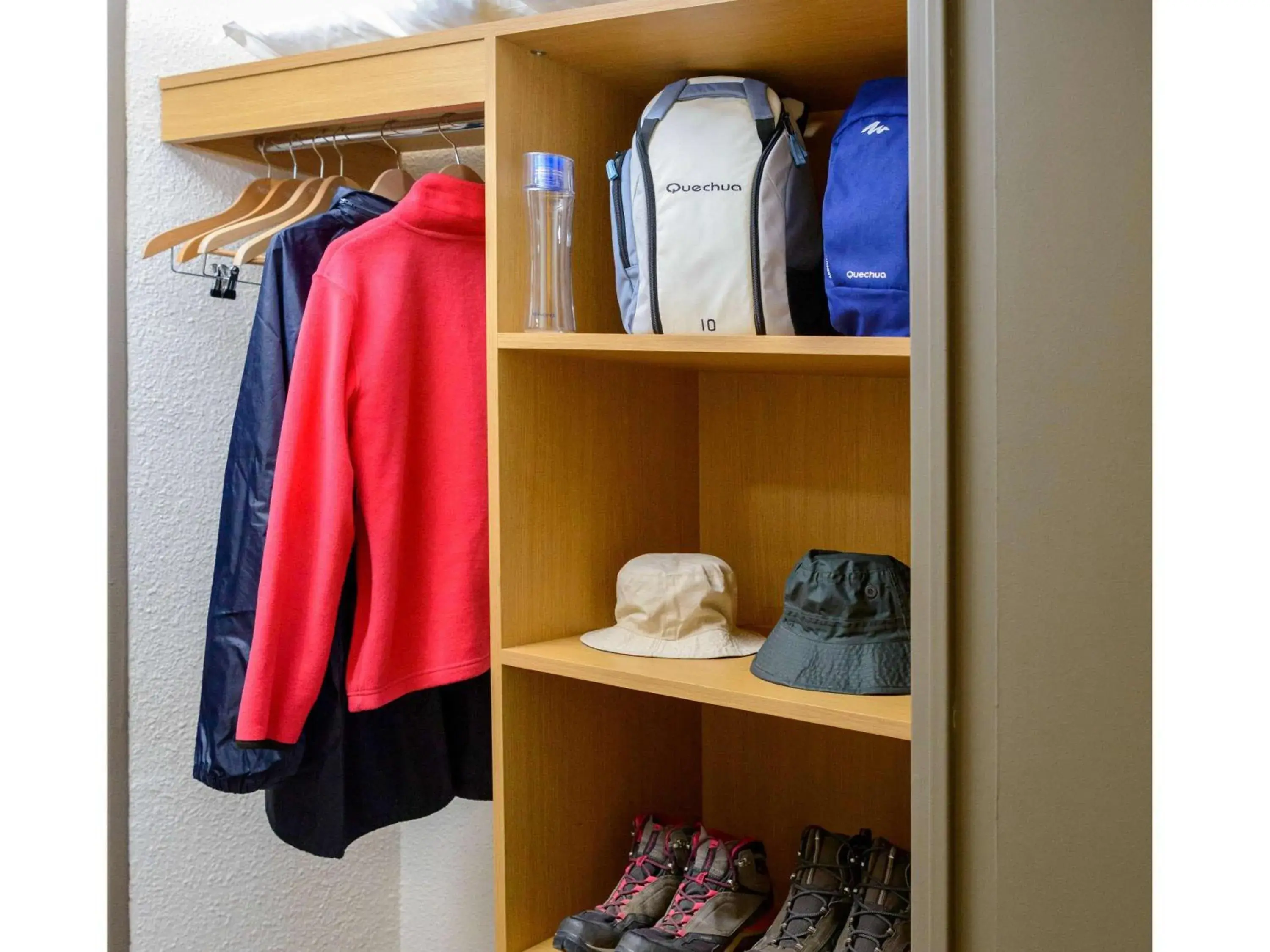 Family Room with Double Bed and Sofa in Novotel Bayeux Family Room with Double Bed and Sofa in Novotel Bayeux