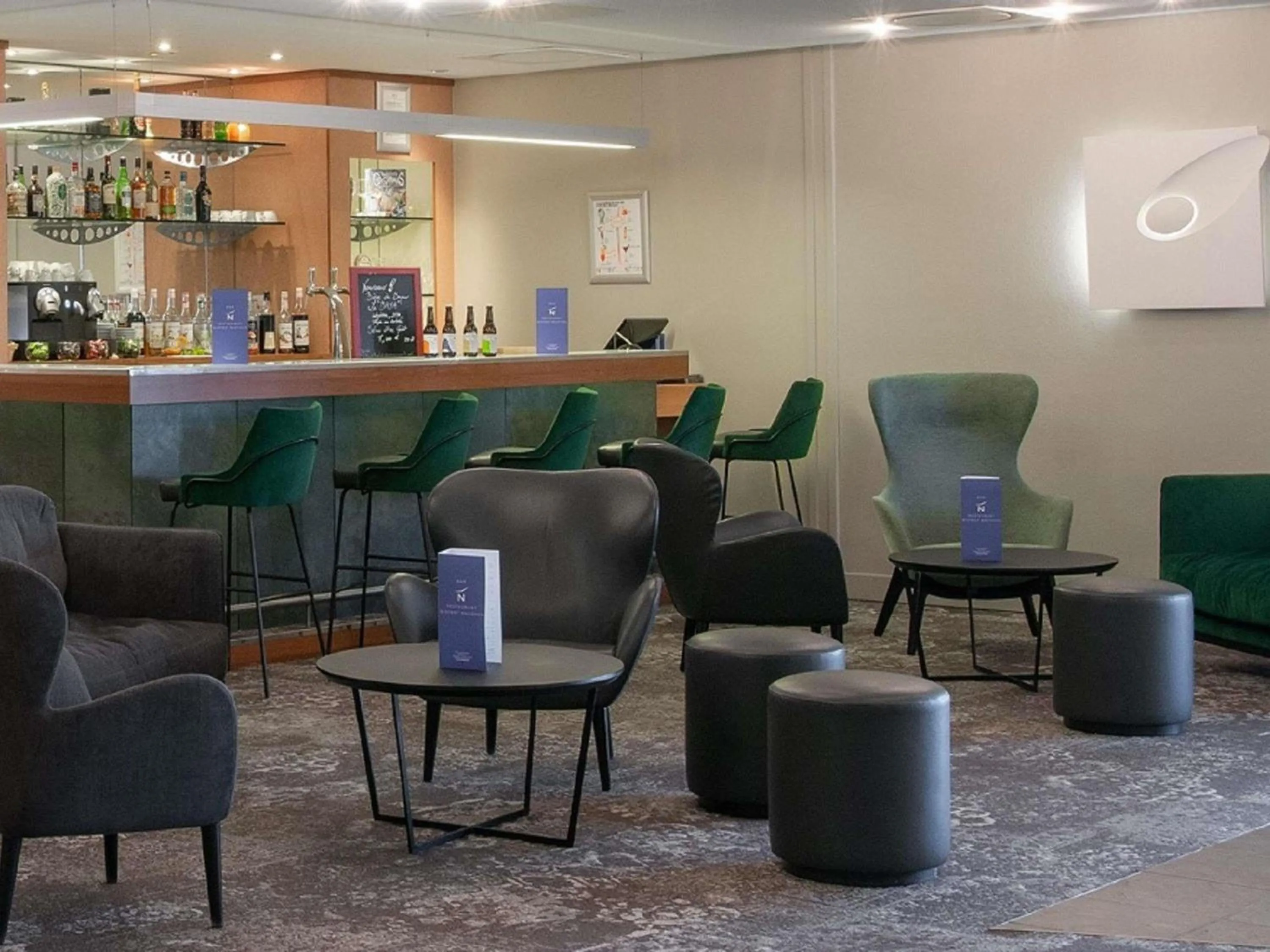 Lounge or bar in Novotel Bayeux