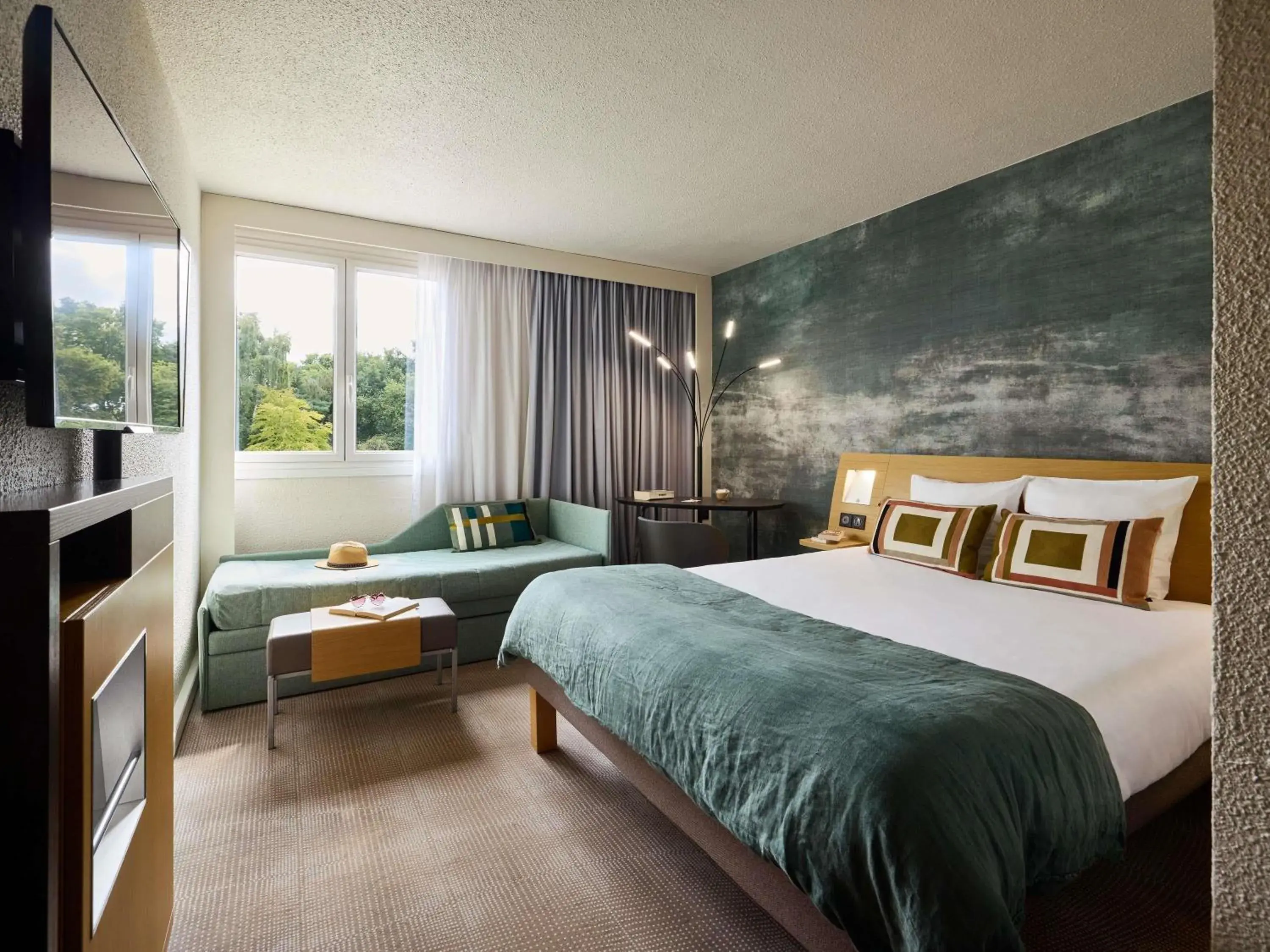 Property building, Bed in Novotel Bayeux Property building, Bed in Novotel Bayeux
