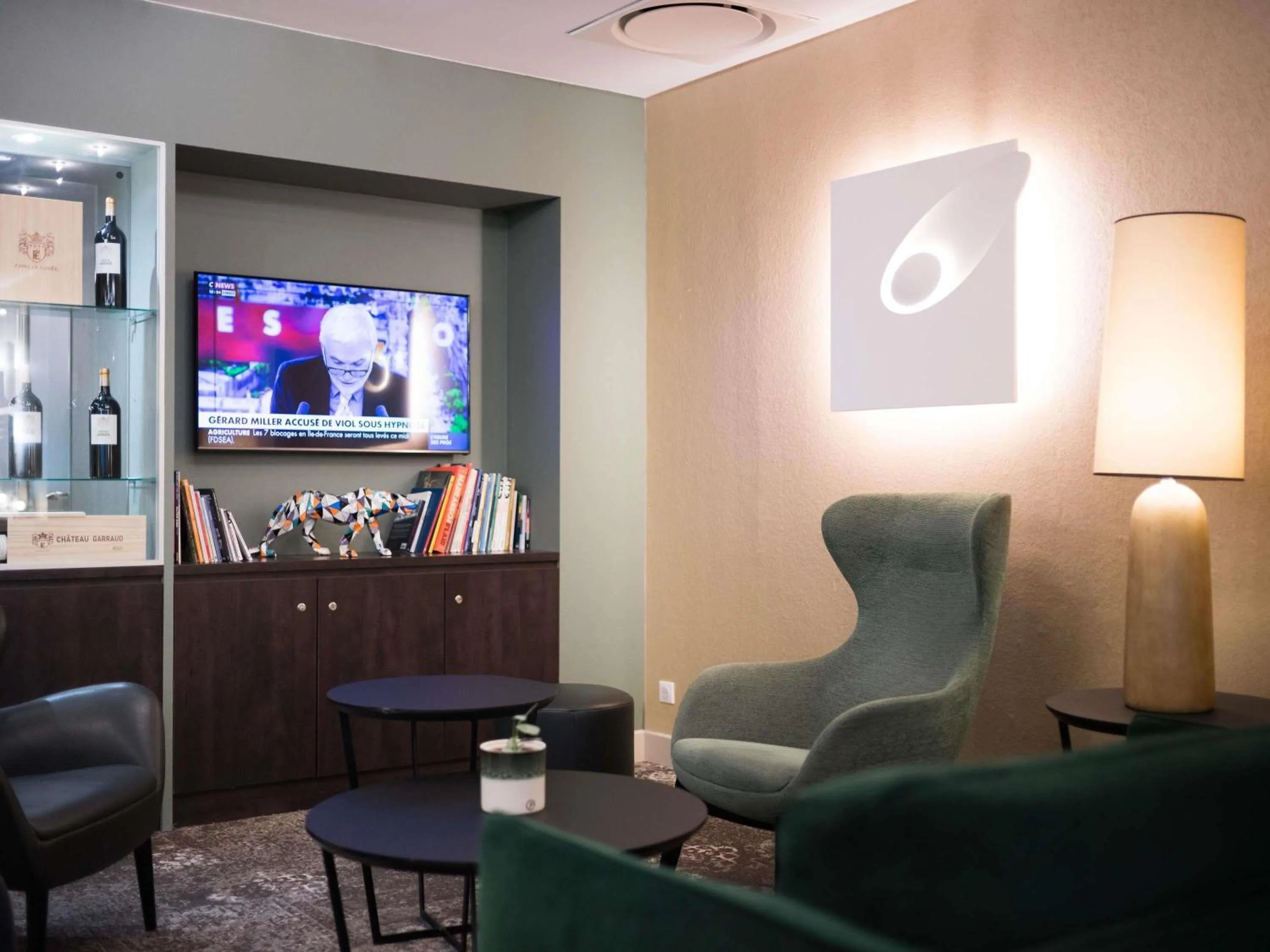 Lounge or bar in Novotel Bayeux