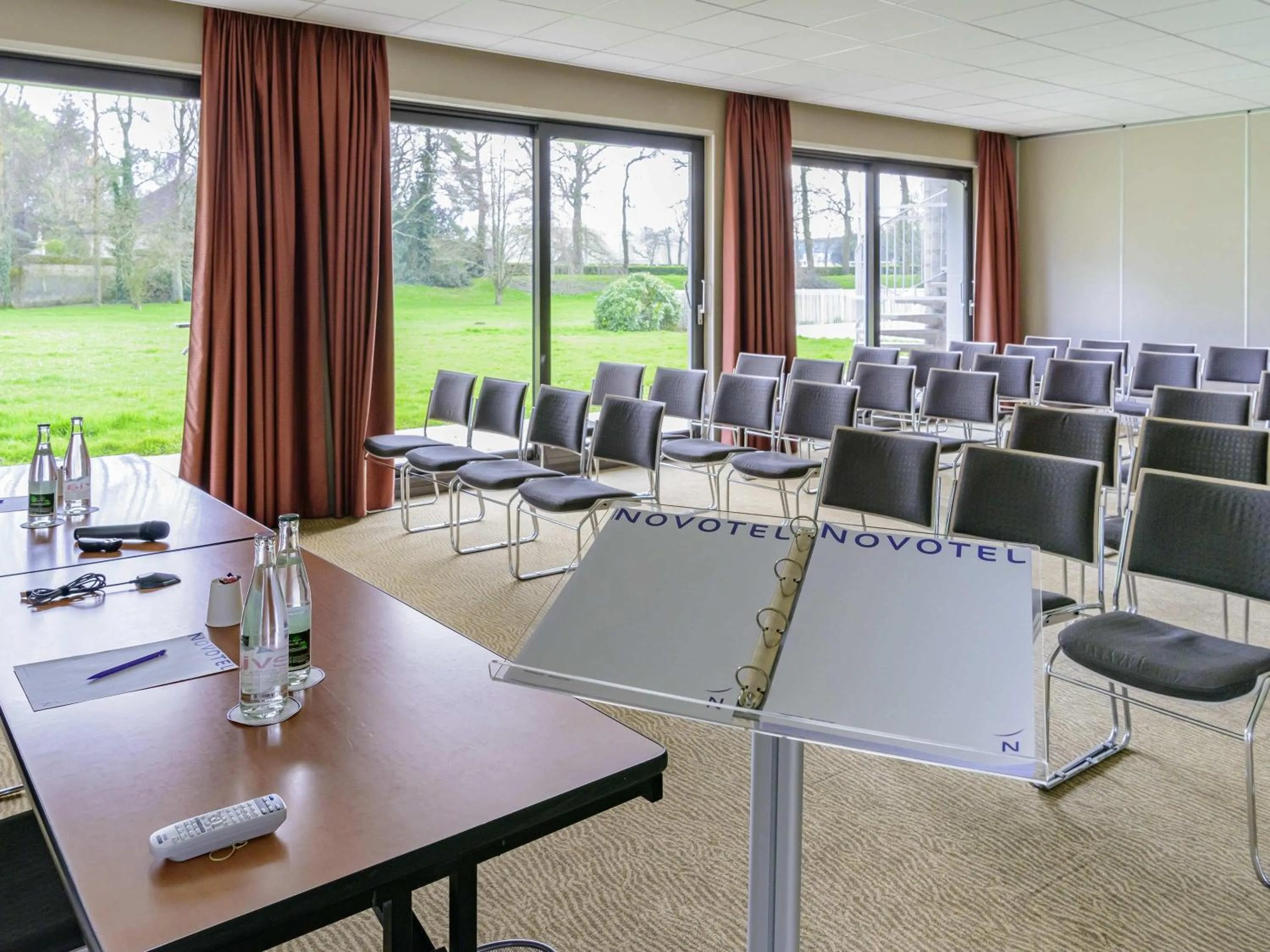 Meeting/conference room in Novotel Bayeux