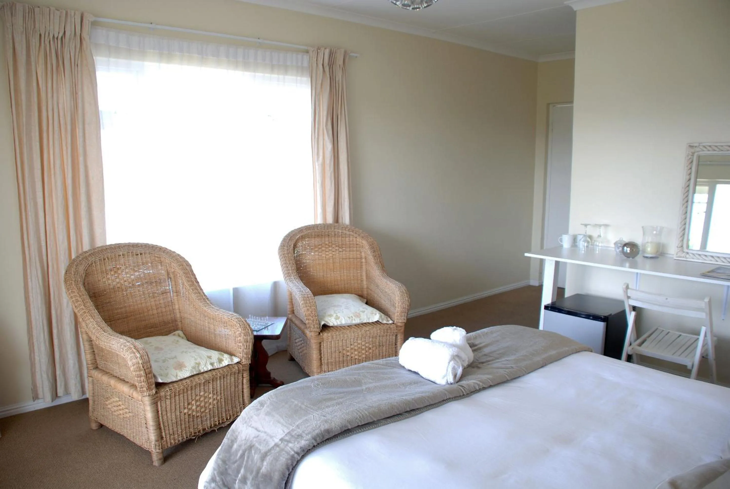 Bedroom, Bed in Mandalay Guest House Plettenberg Bay