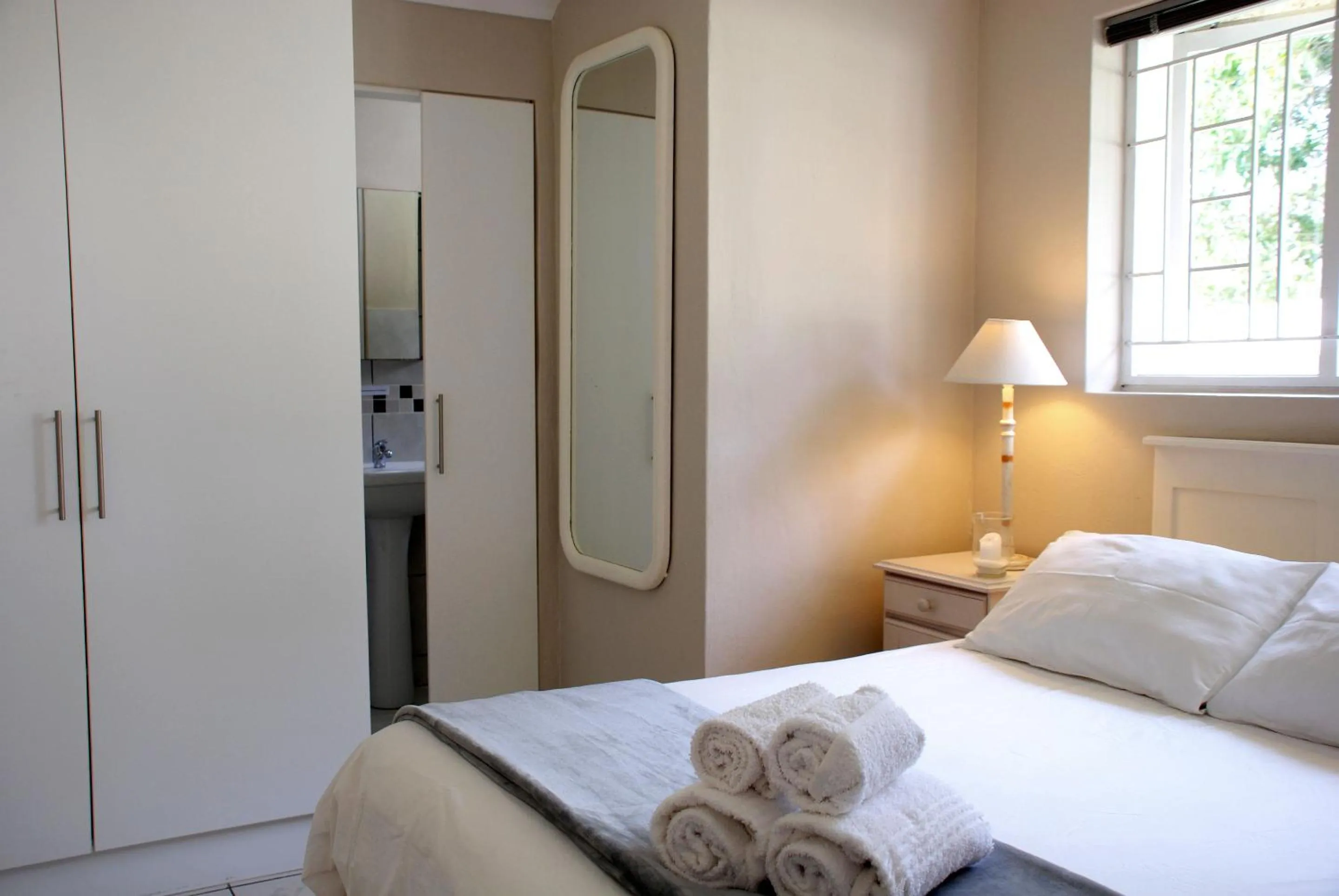 Bedroom, Bed in Mandalay Guest House Plettenberg Bay