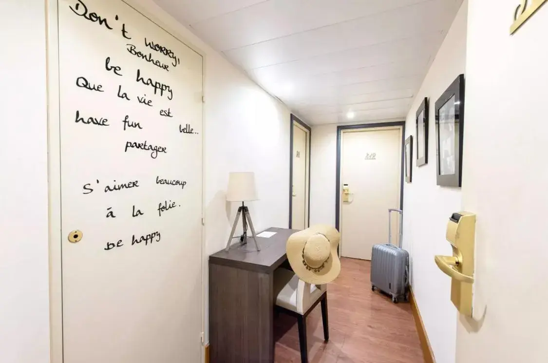 Bedroom in Best Western PLUS Elixir Grasse Bedroom in Best Western PLUS Elixir Grasse