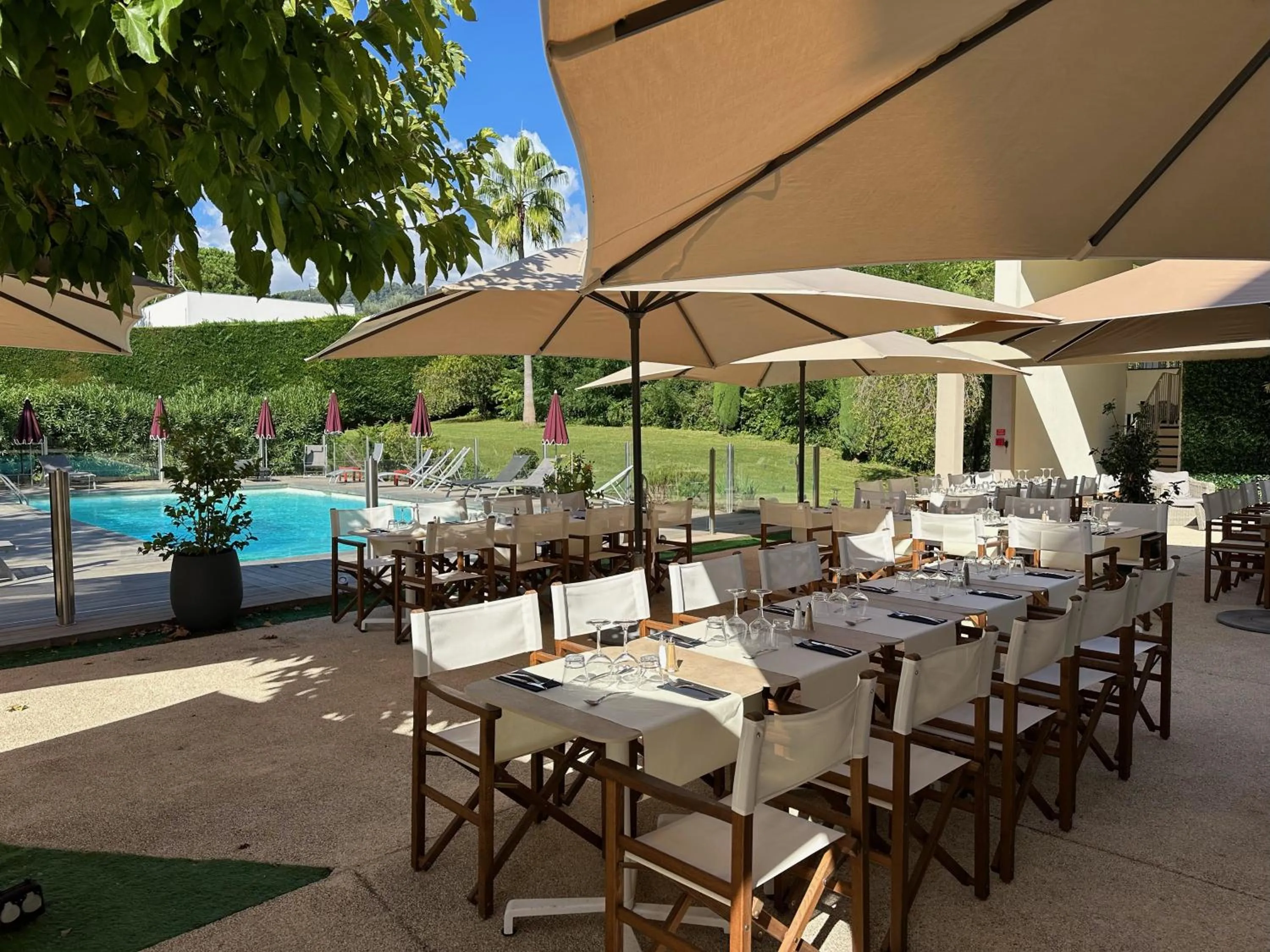 Patio in Best Western PLUS Elixir Grasse