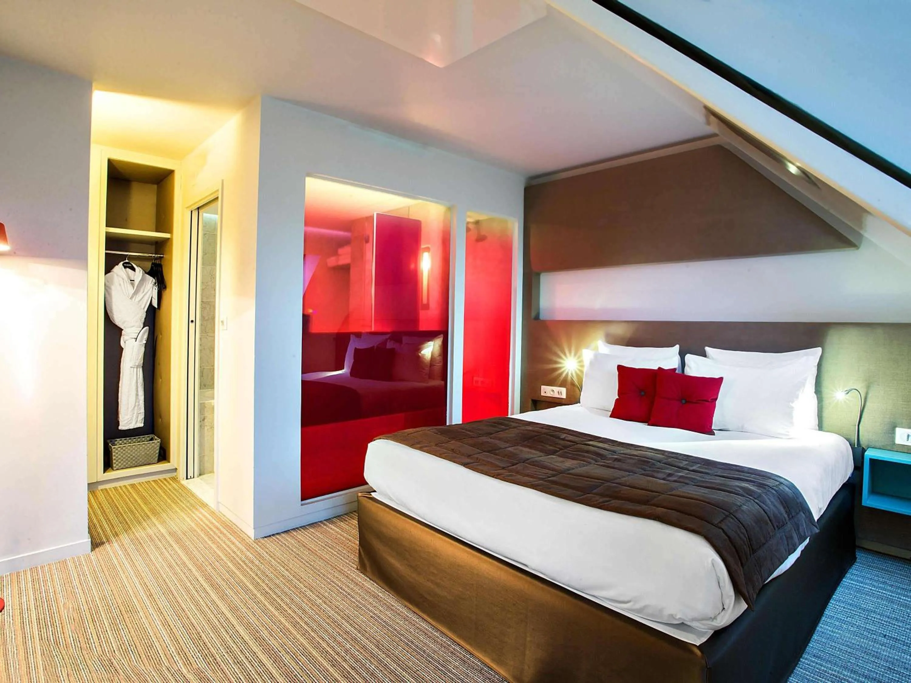 Bedroom, Bed in Novotel Paris Les Halles