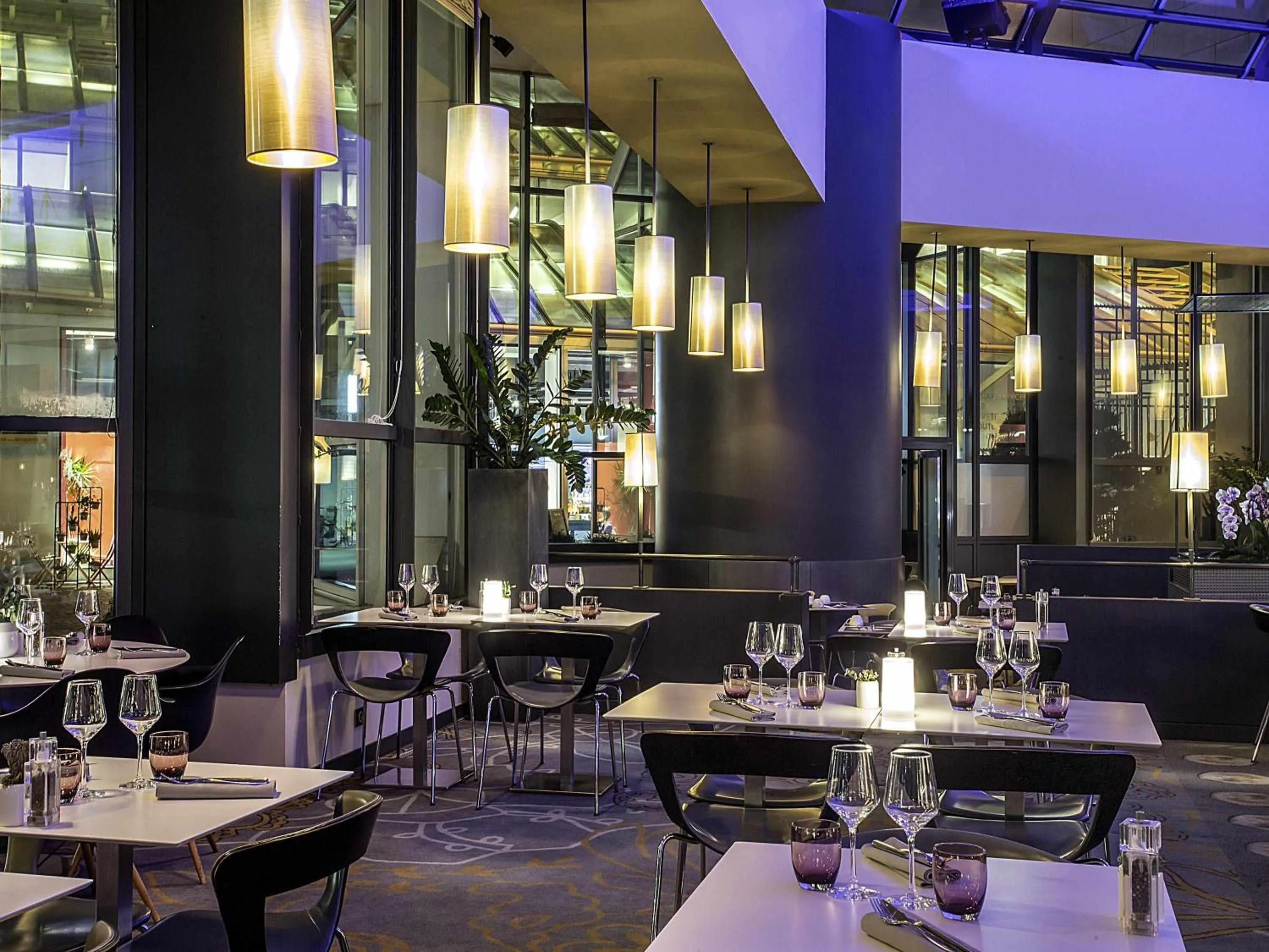Restaurant/places to eat in Novotel Paris Les Halles