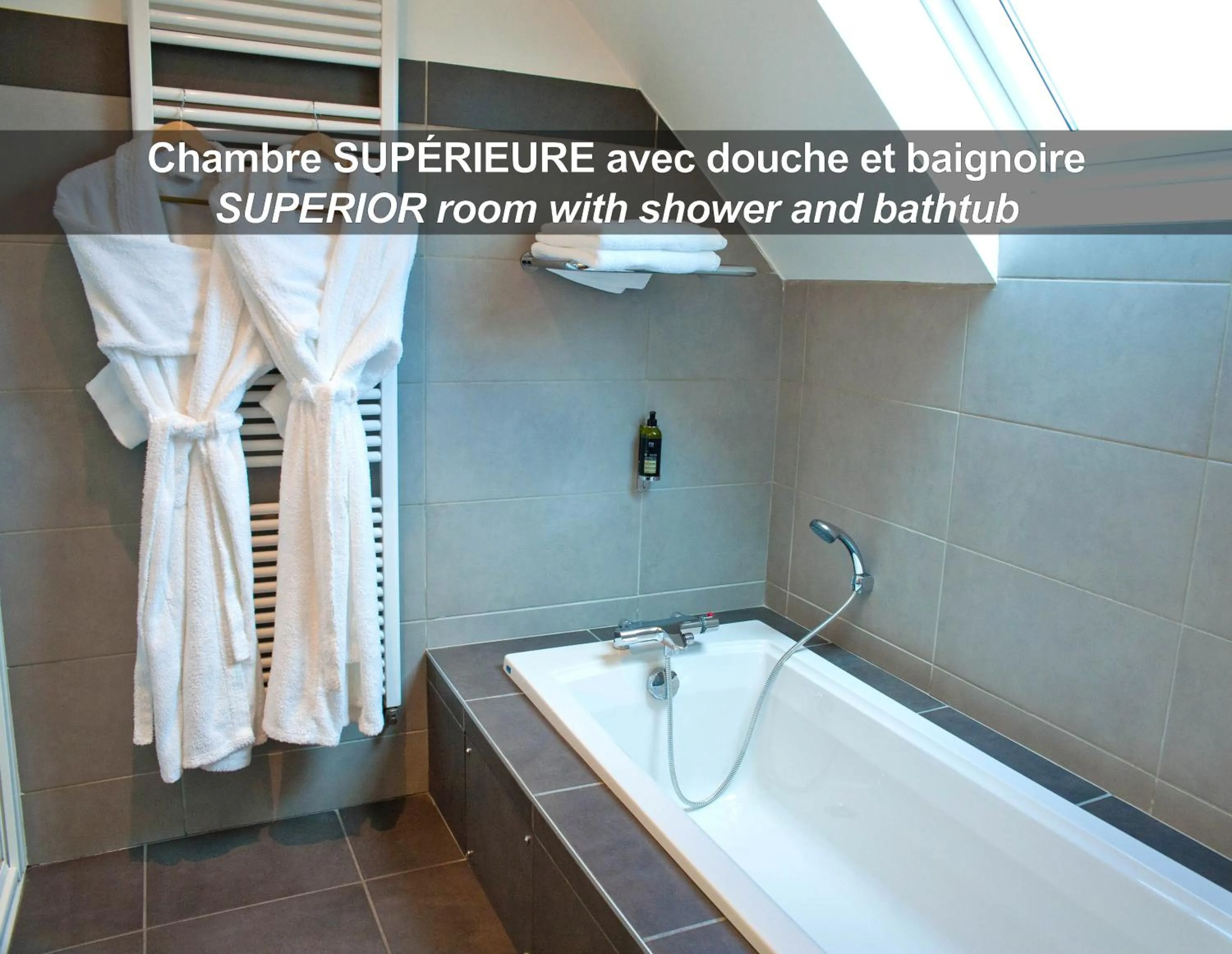 Shower in La Ferme de Bourran