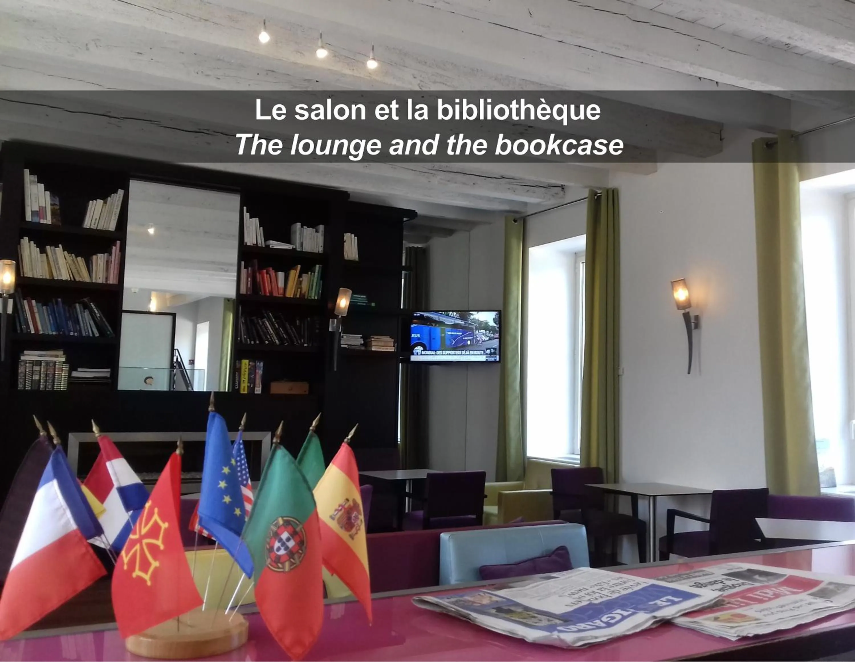 Communal lounge/ TV room in La Ferme de Bourran