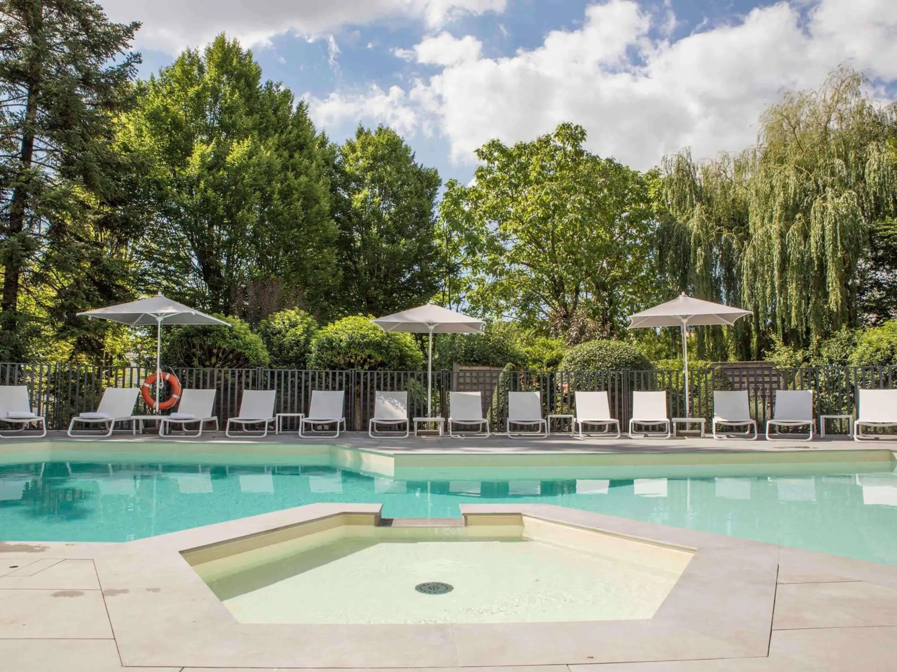 Pool view in Mercure Beaune Centre Pool view in Mercure Beaune Centre