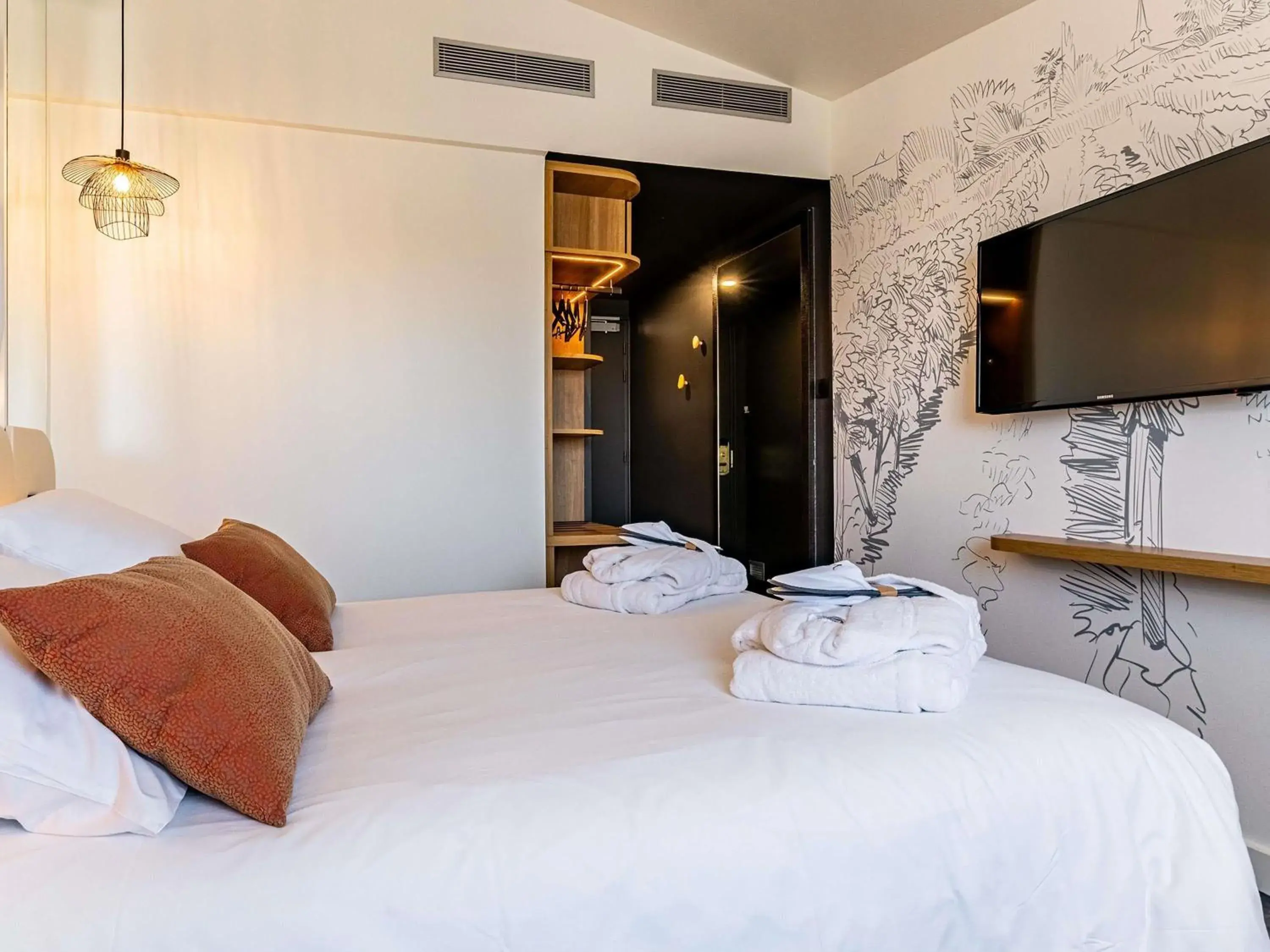 Bedroom, Bed in Mercure Beaune Centre Bedroom, Bed in Mercure Beaune Centre