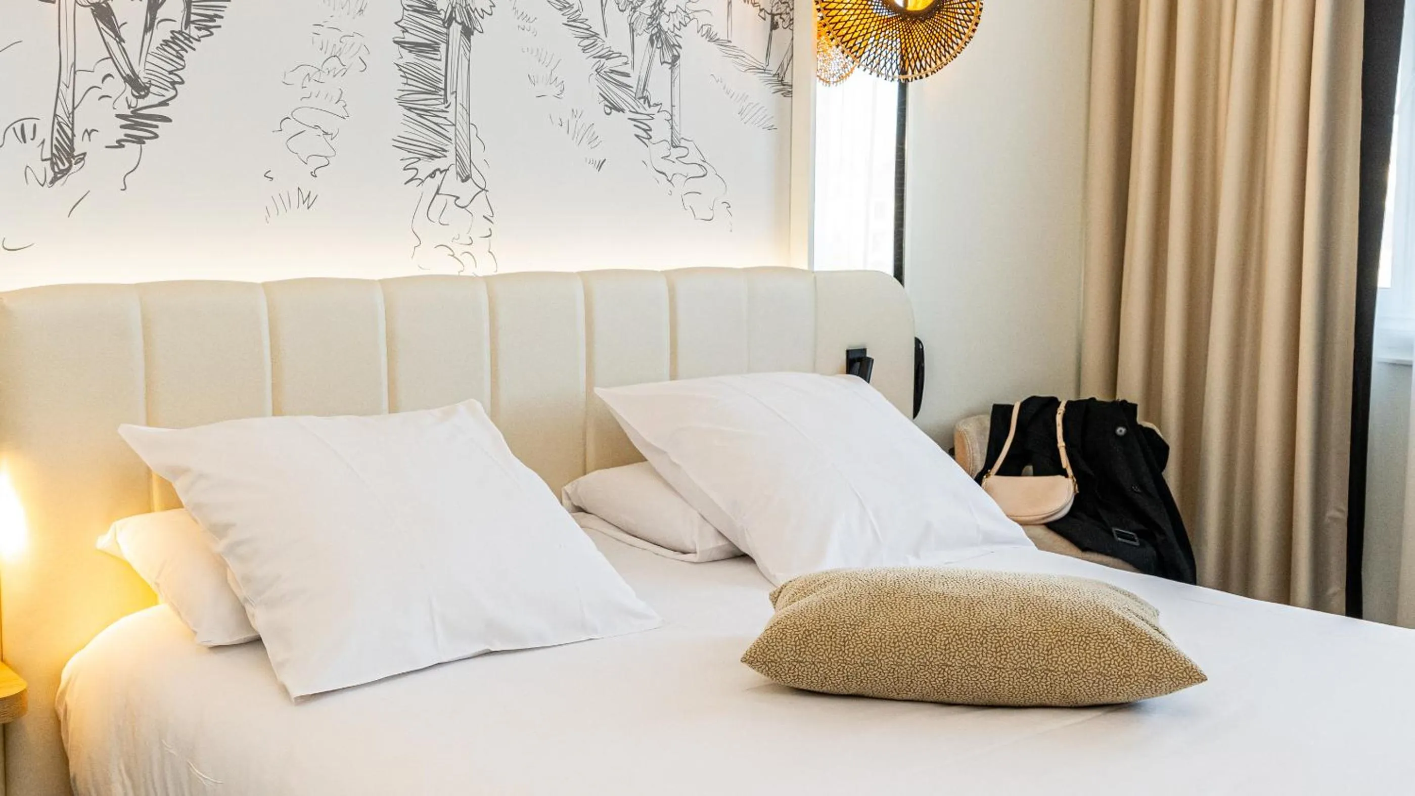 Photo of the whole room, Bed in Mercure Beaune Centre