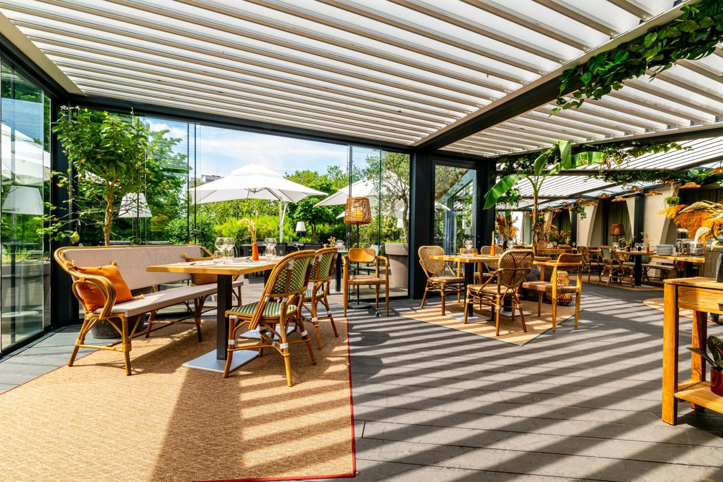 Patio in Mercure Beaune Centre
