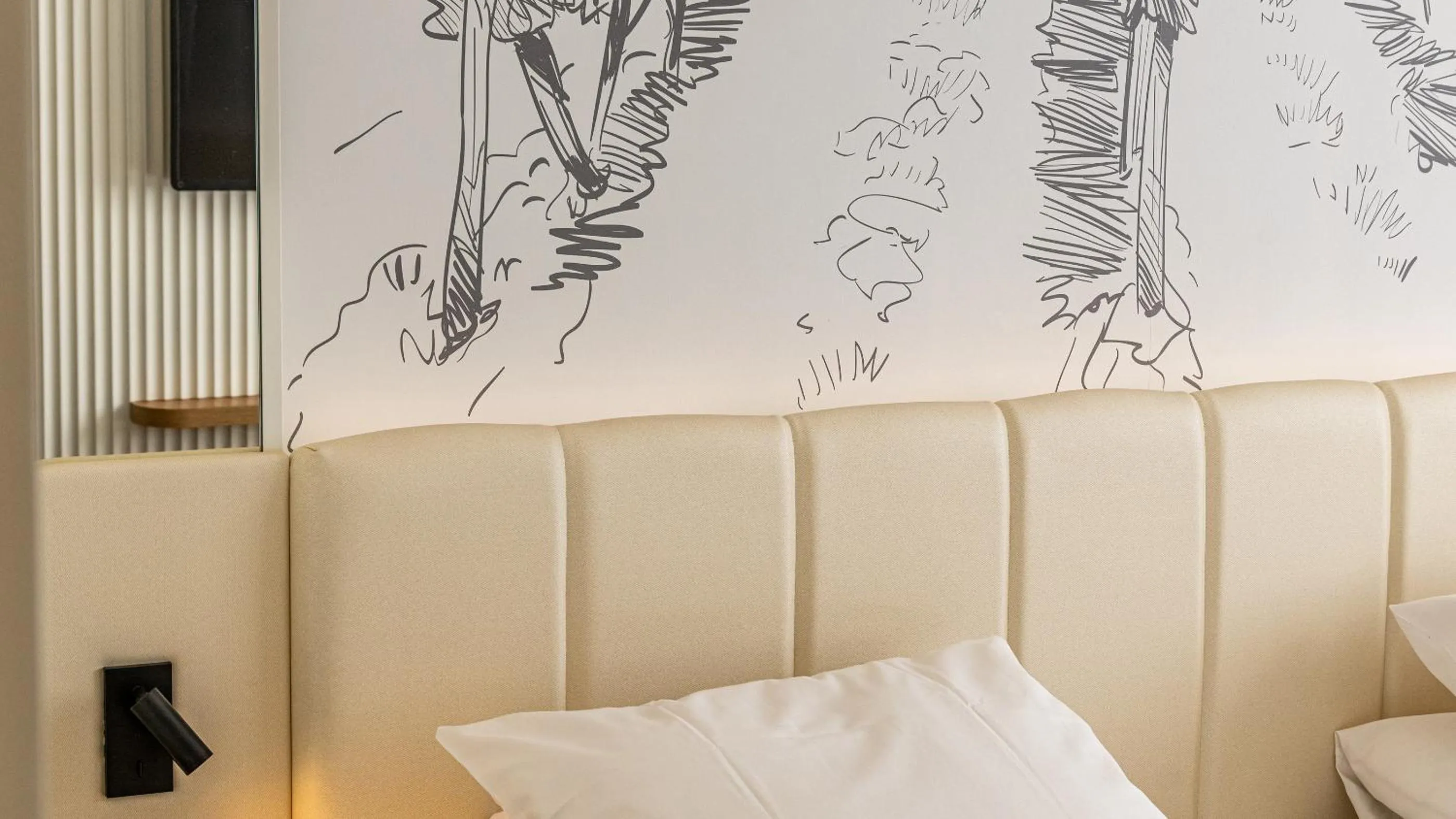 Photo of the whole room, Bed in Mercure Beaune Centre