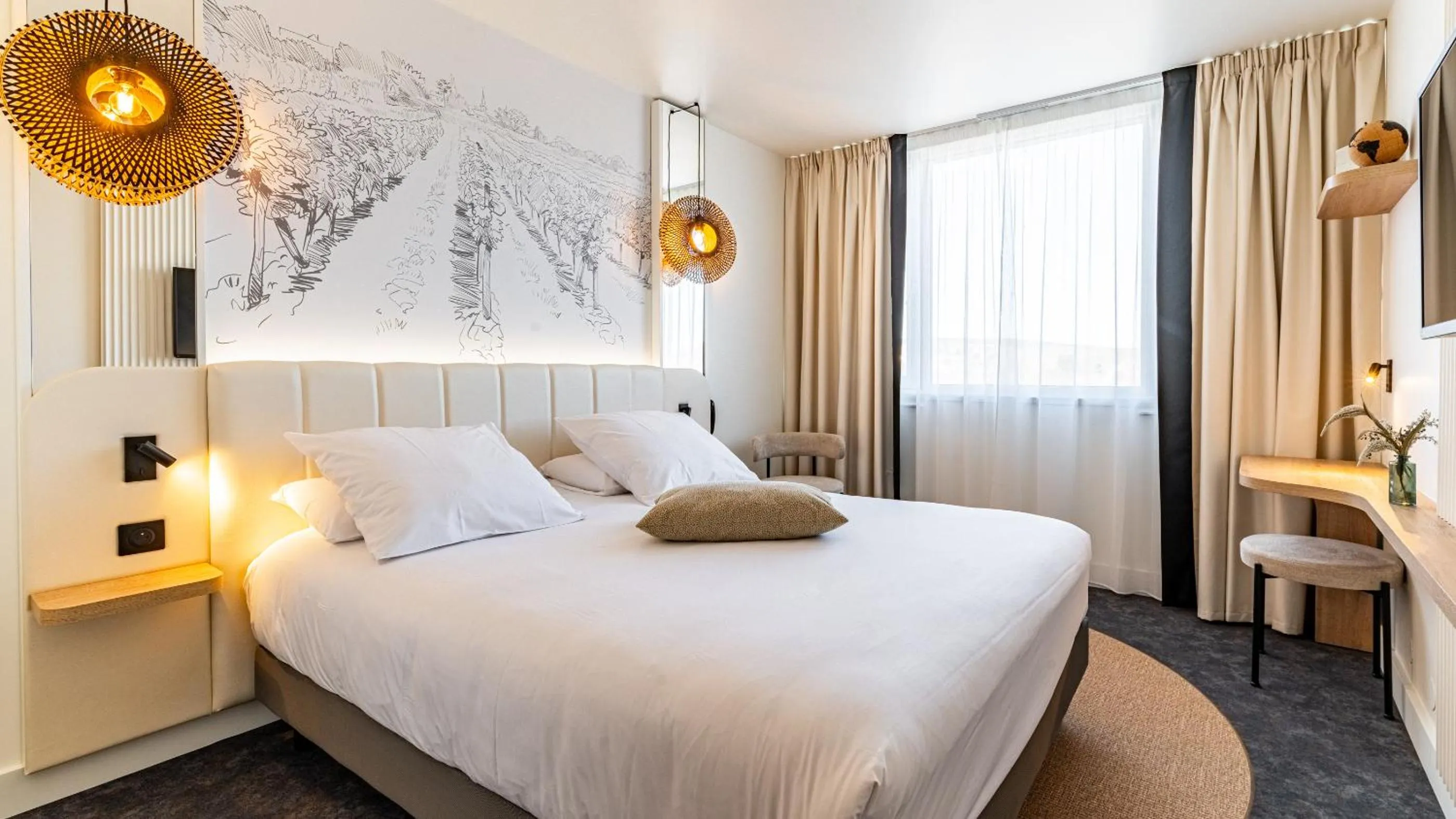 Photo of the whole room, Bed in Mercure Beaune Centre