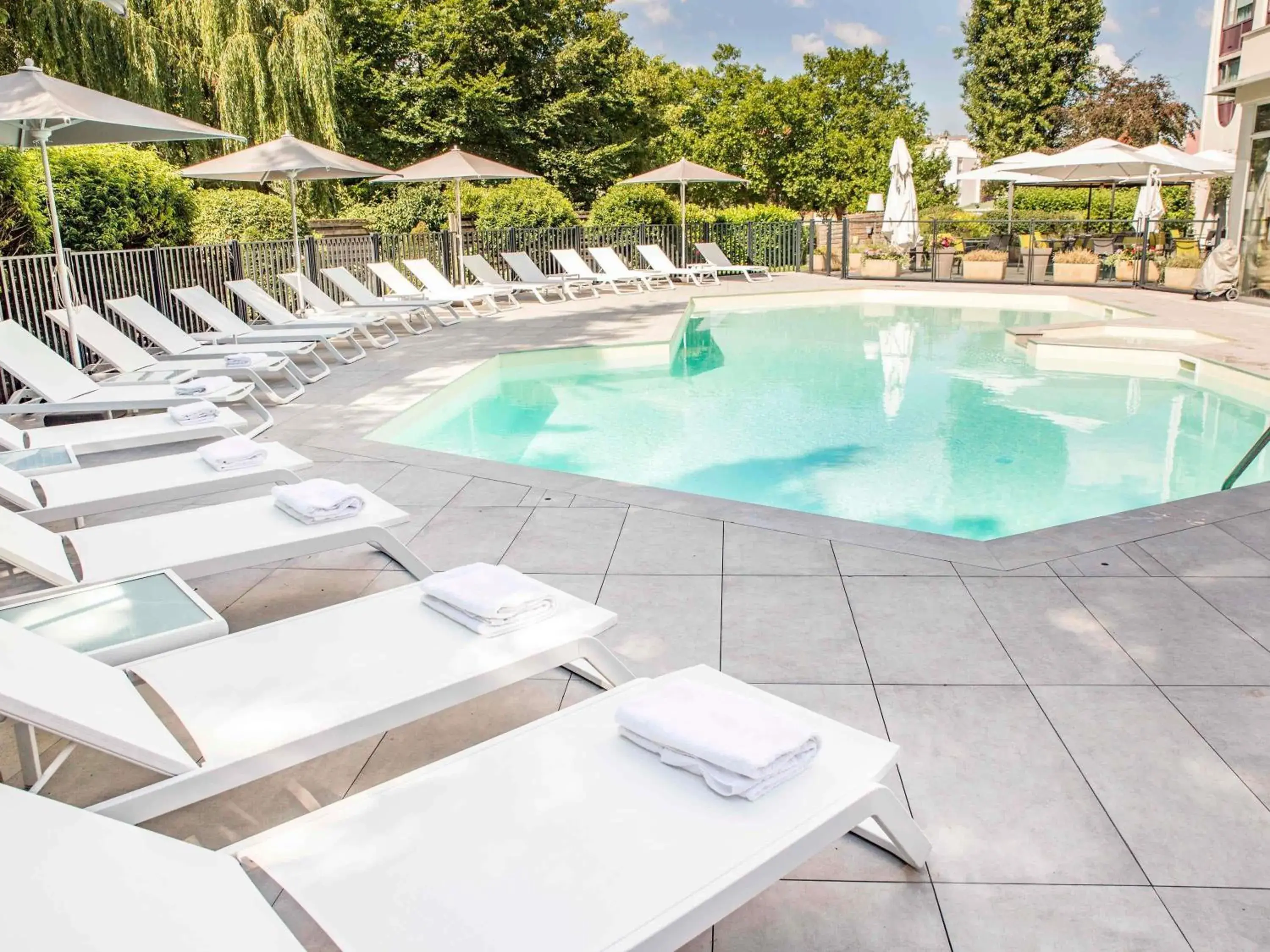 Pool view in Mercure Beaune Centre Pool view in Mercure Beaune Centre