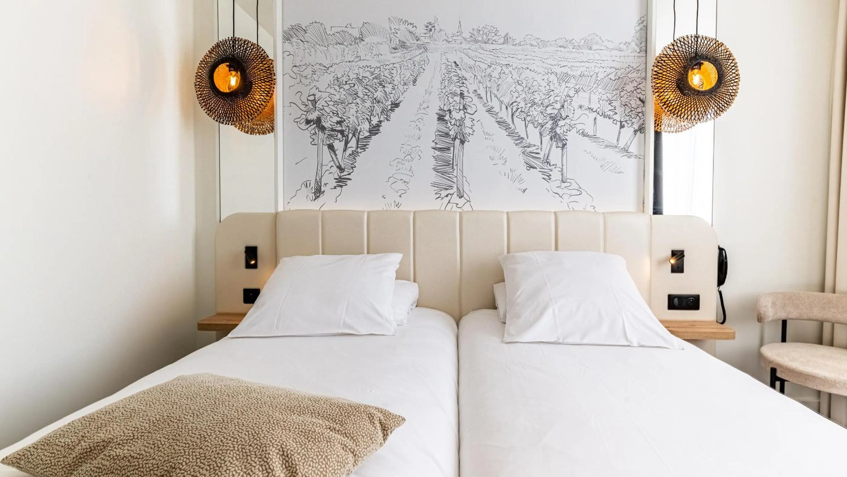 Photo of the whole room, Bed in Mercure Beaune Centre