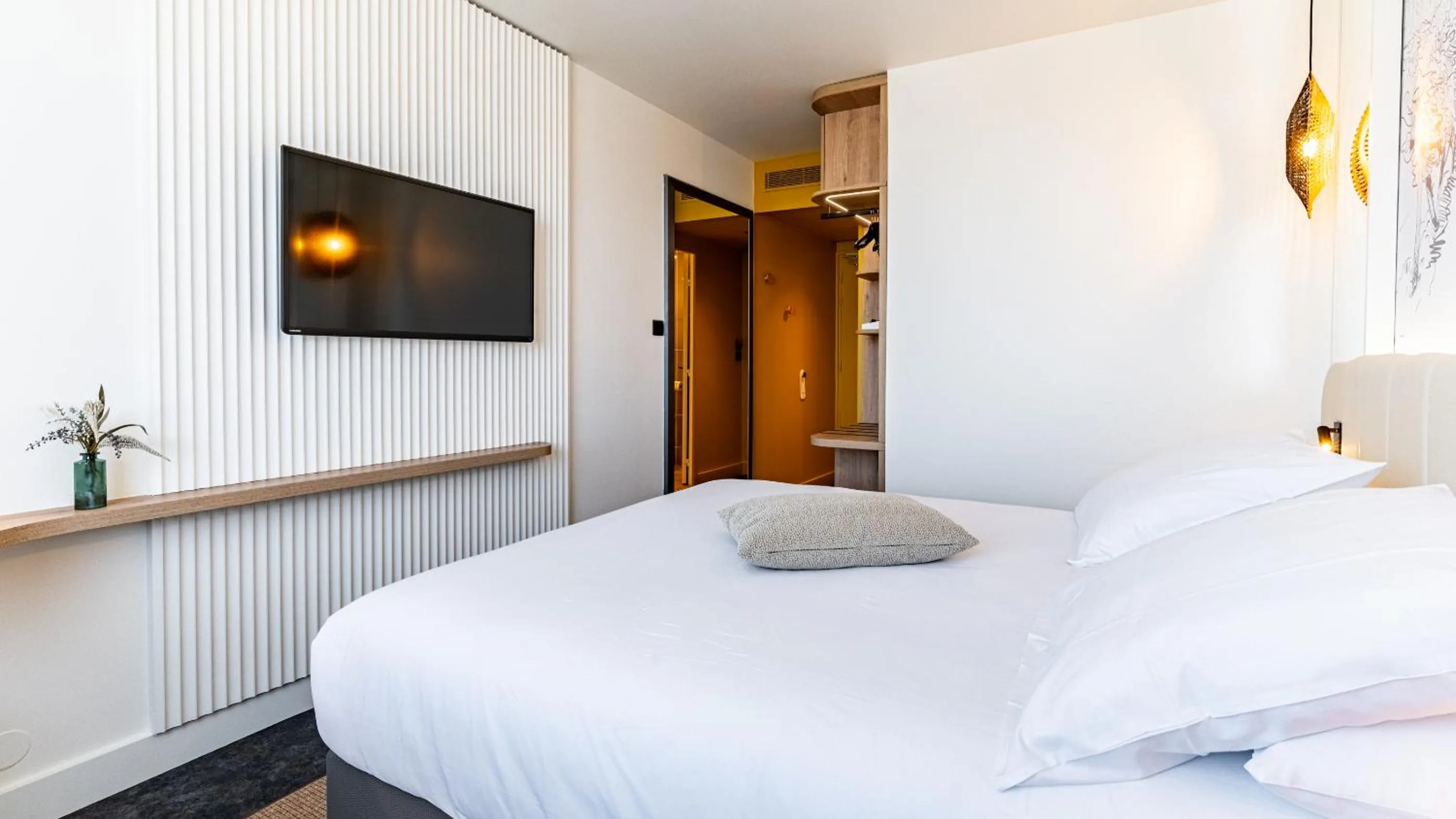 Photo of the whole room, Bed in Mercure Beaune Centre