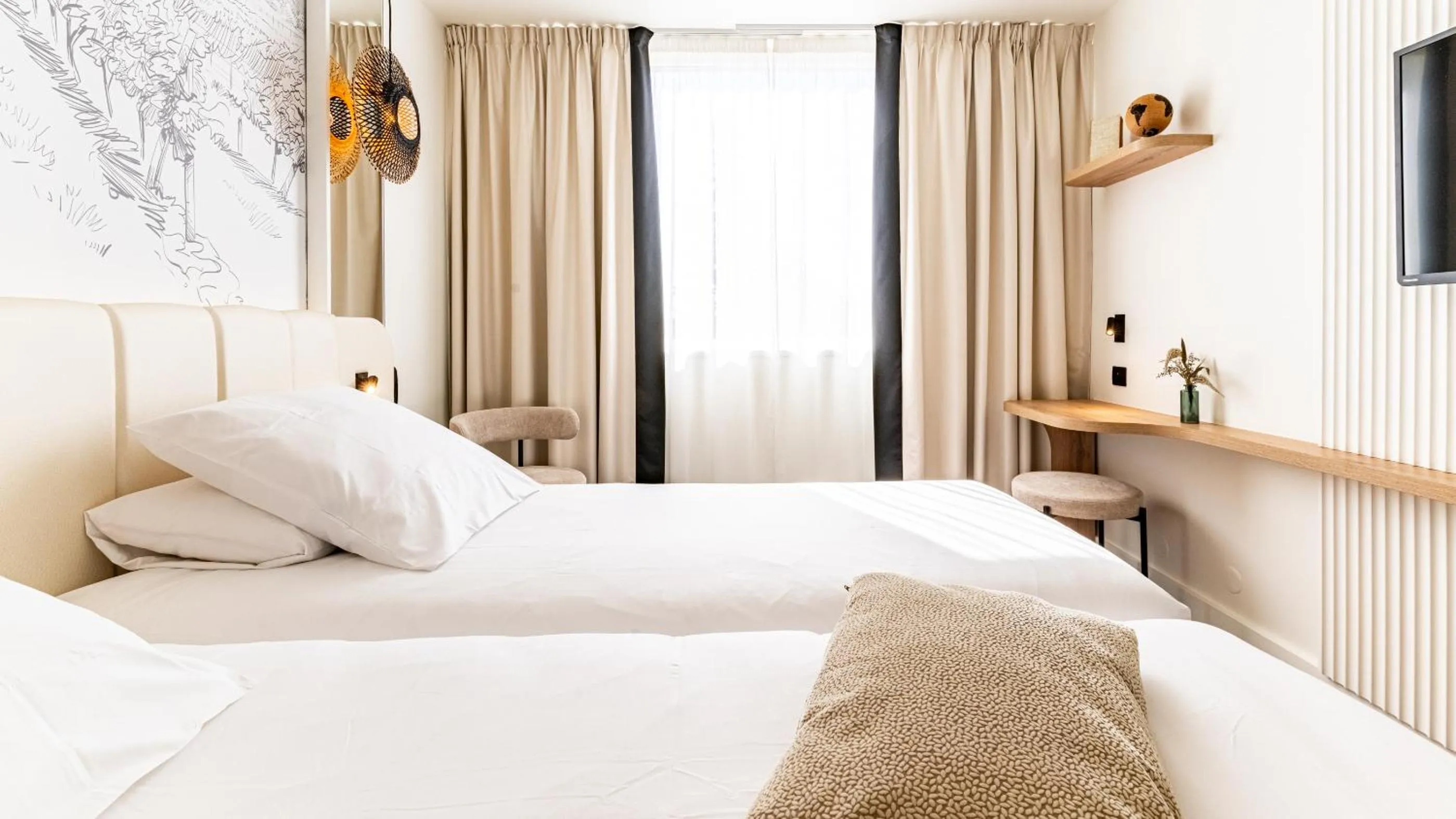 Photo of the whole room, Bed in Mercure Beaune Centre