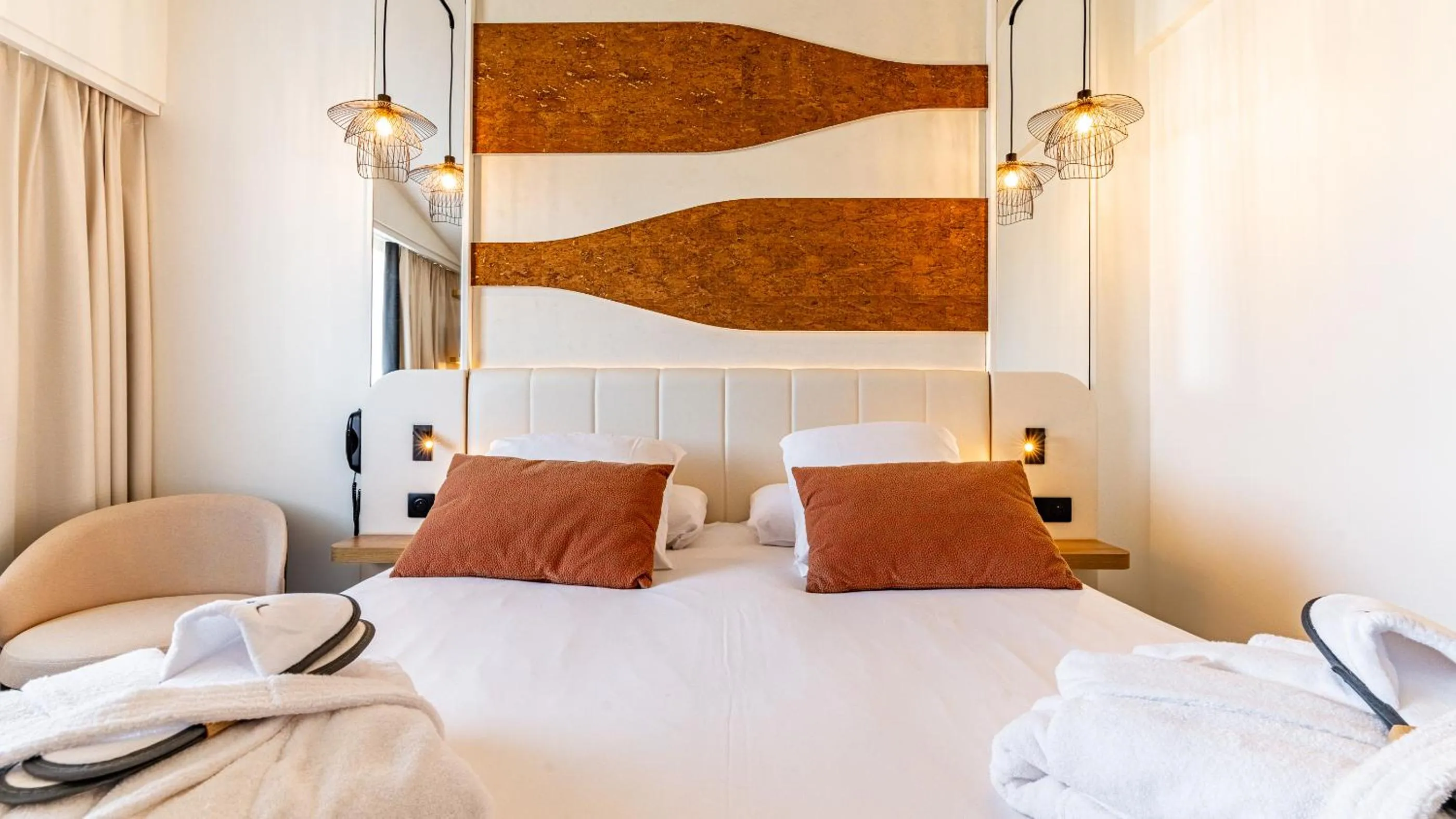 Photo of the whole room, Bed in Mercure Beaune Centre