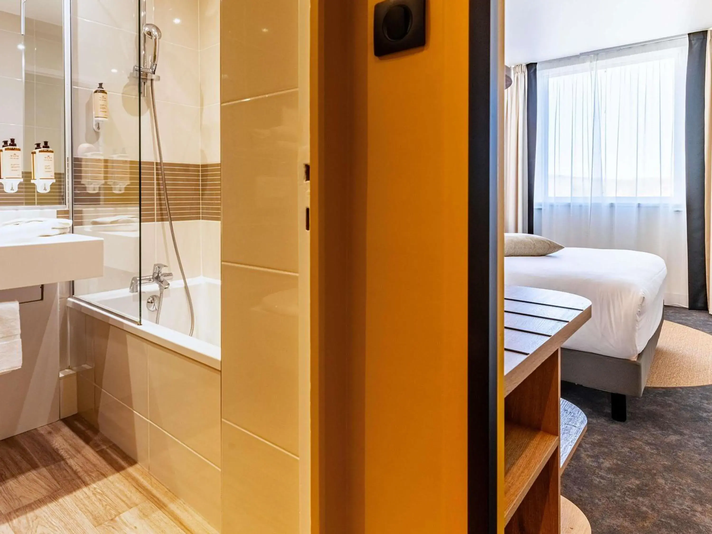 Bedroom, Bed in Mercure Beaune Centre Bedroom, Bed in Mercure Beaune Centre