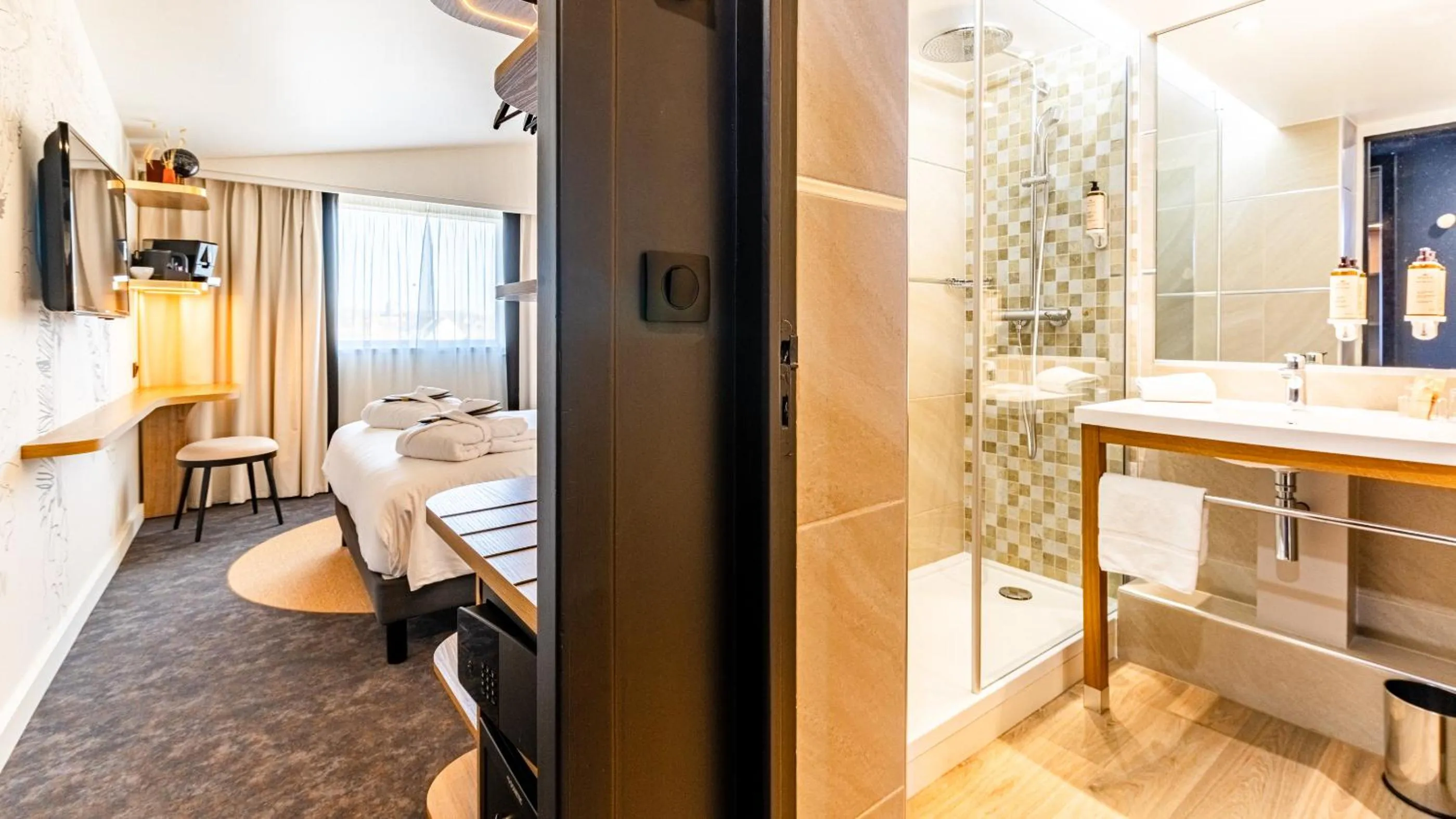 Photo of the whole room, Bed in Mercure Beaune Centre