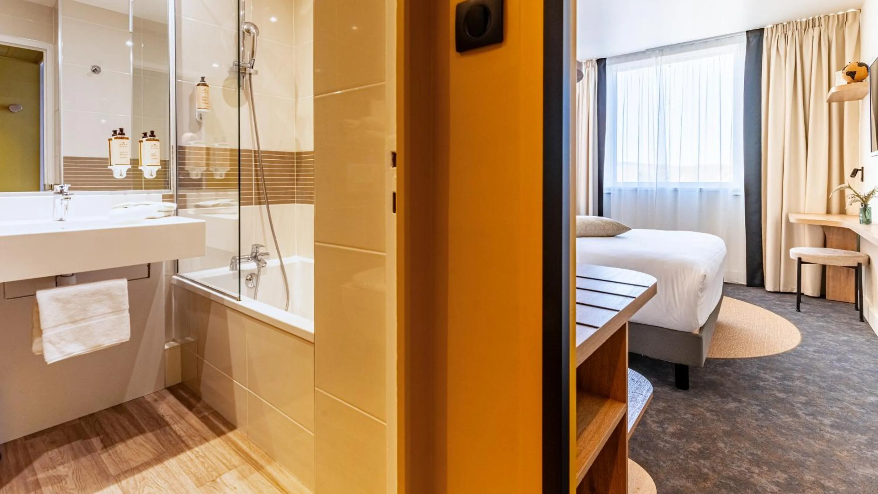 Photo of the whole room, Bed in Mercure Beaune Centre