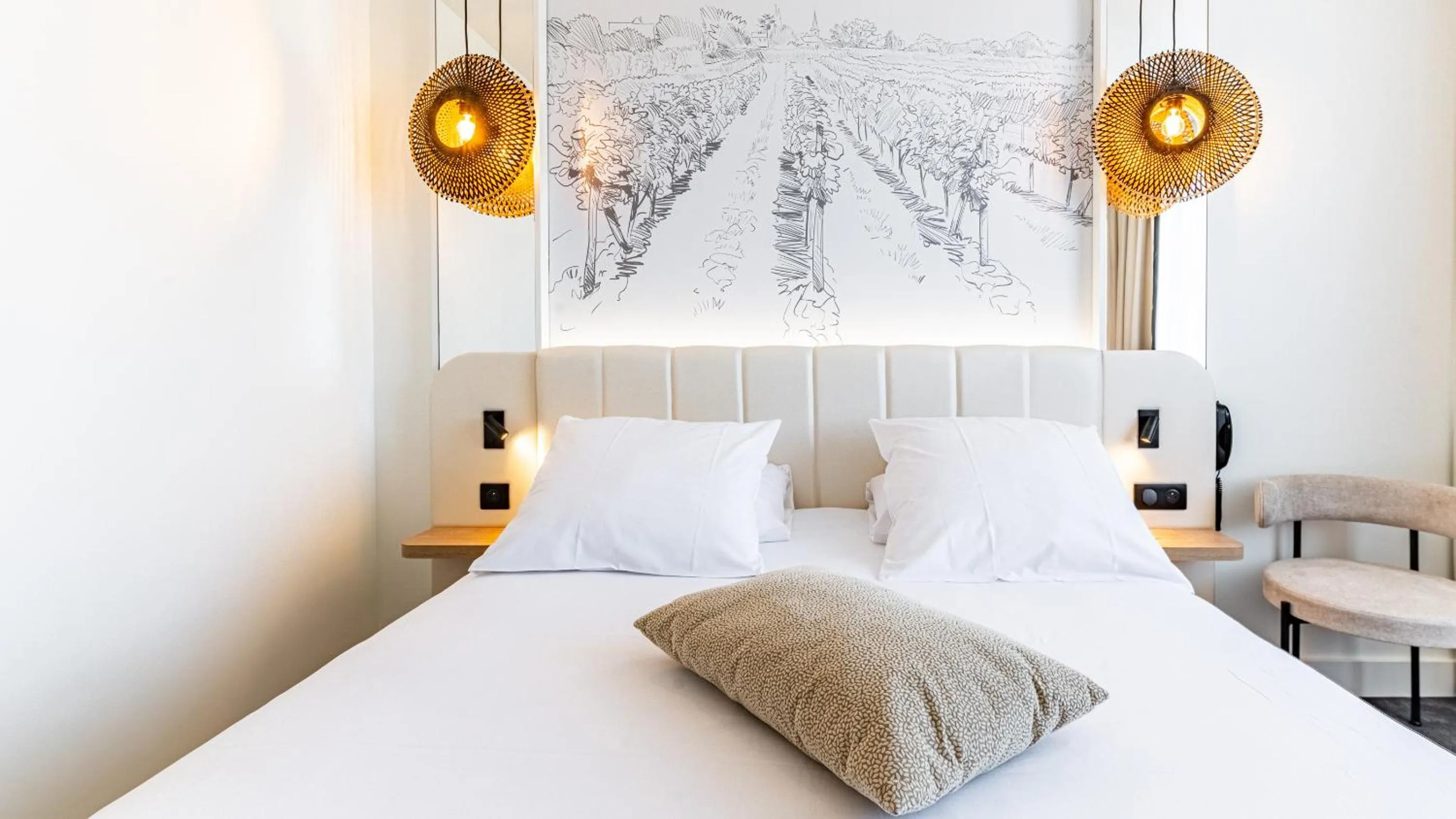 Photo of the whole room, Bed in Mercure Beaune Centre