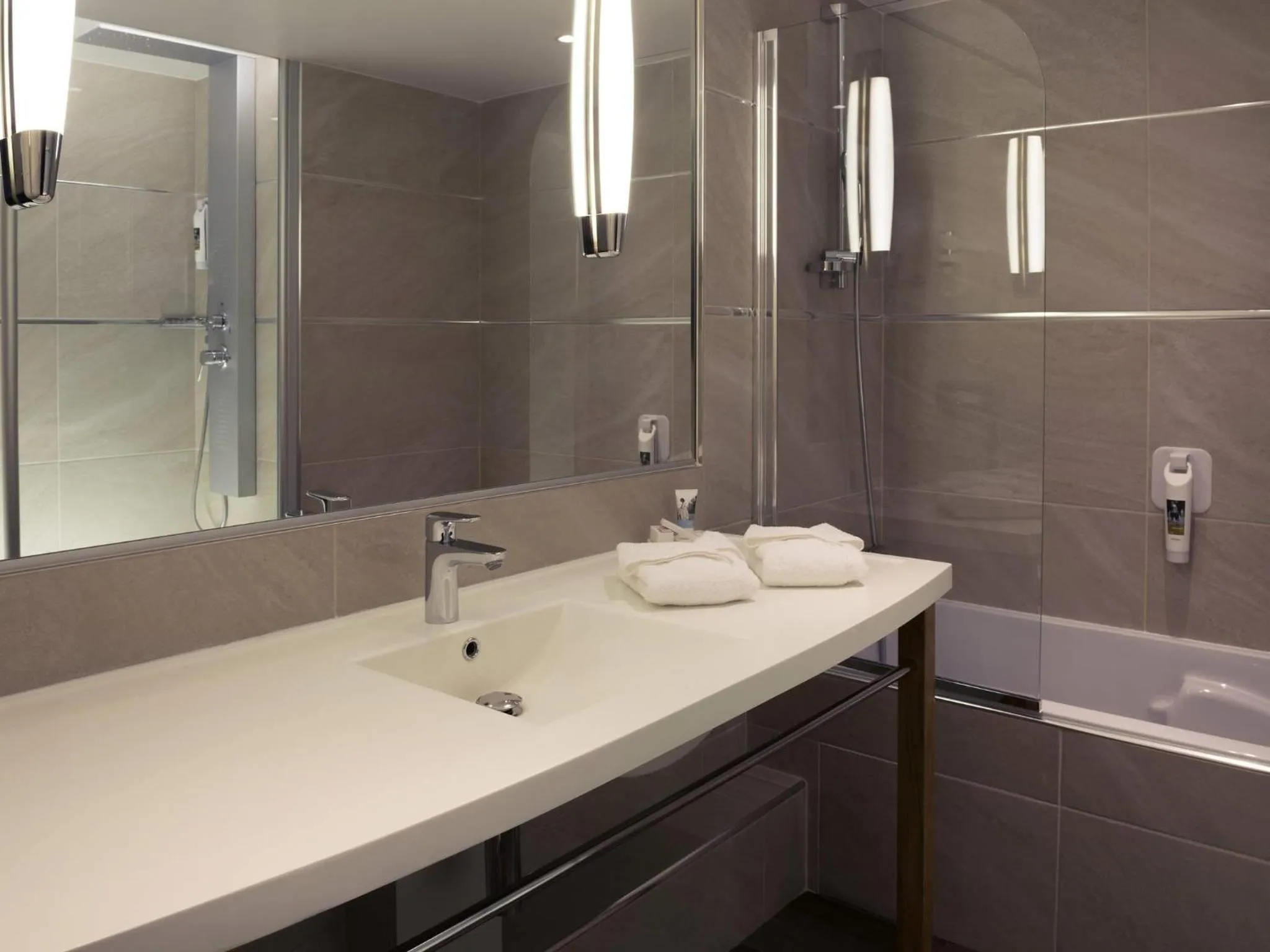 Bedroom in Mercure Beaune Centre