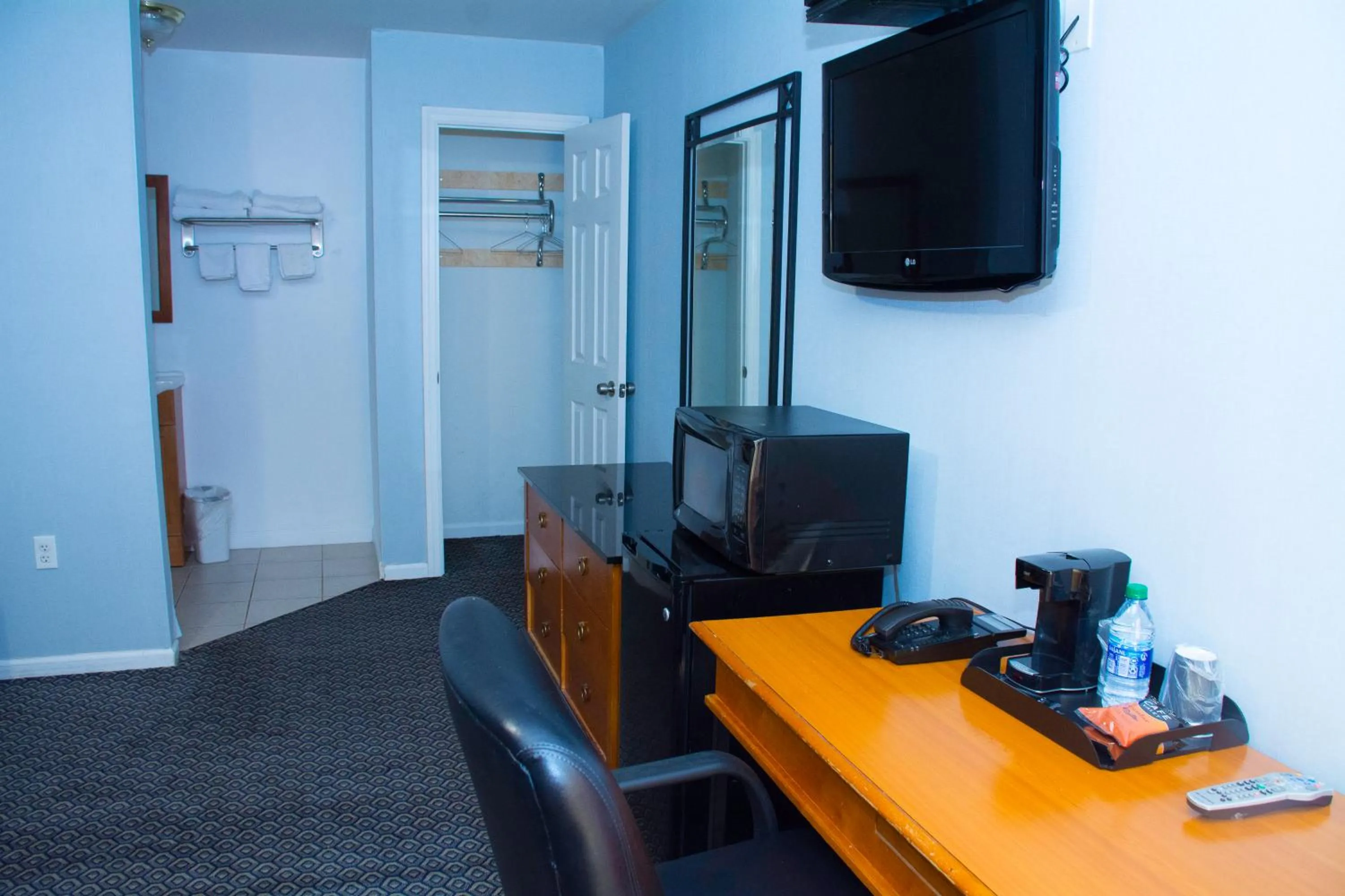 TV and multimedia in At 9 Motel