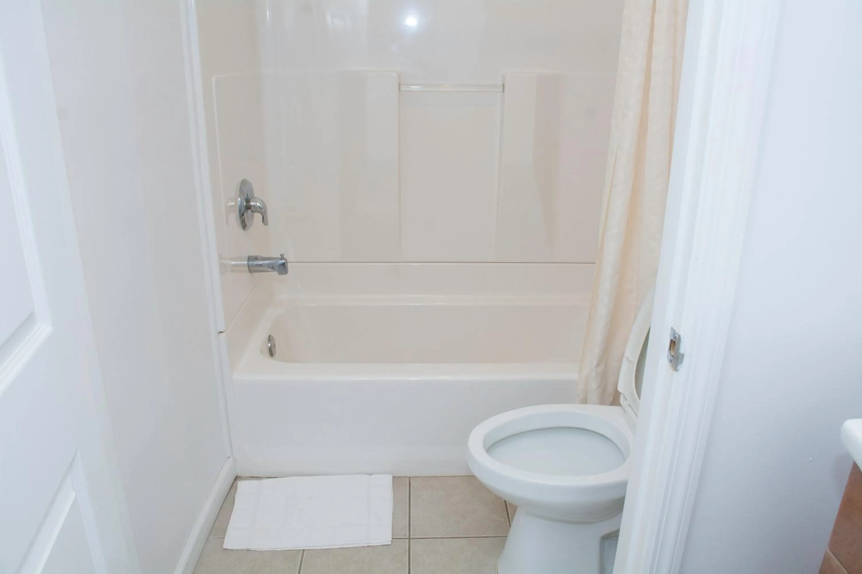 Bathroom in At 9 Motel