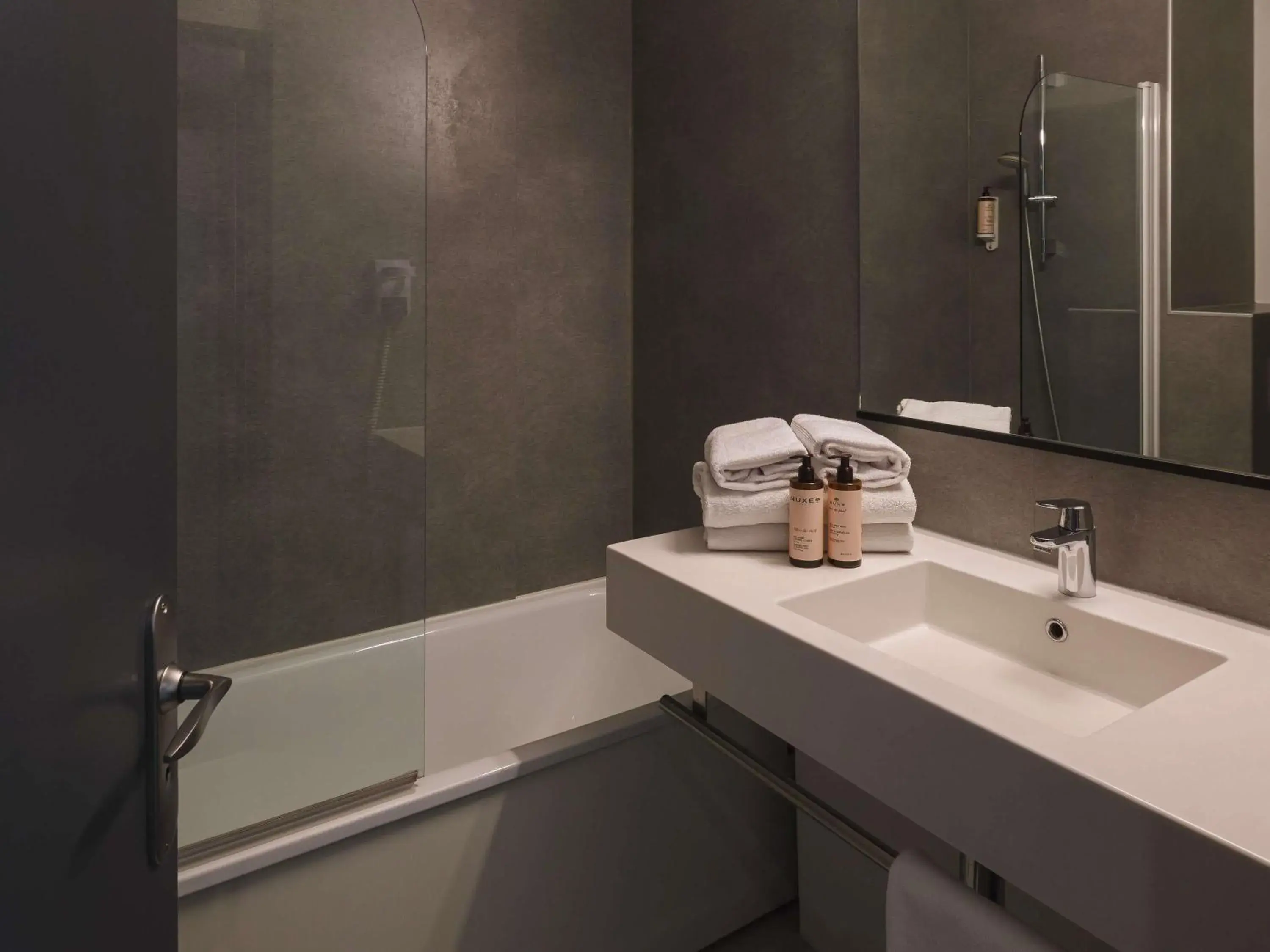 Bedroom in Hôtel Mercure Lyon Centre Charpennes Parc de la Tête d'Or Bedroom in Hôtel Mercure Lyon Centre Charpennes Parc de la Tête d'Or