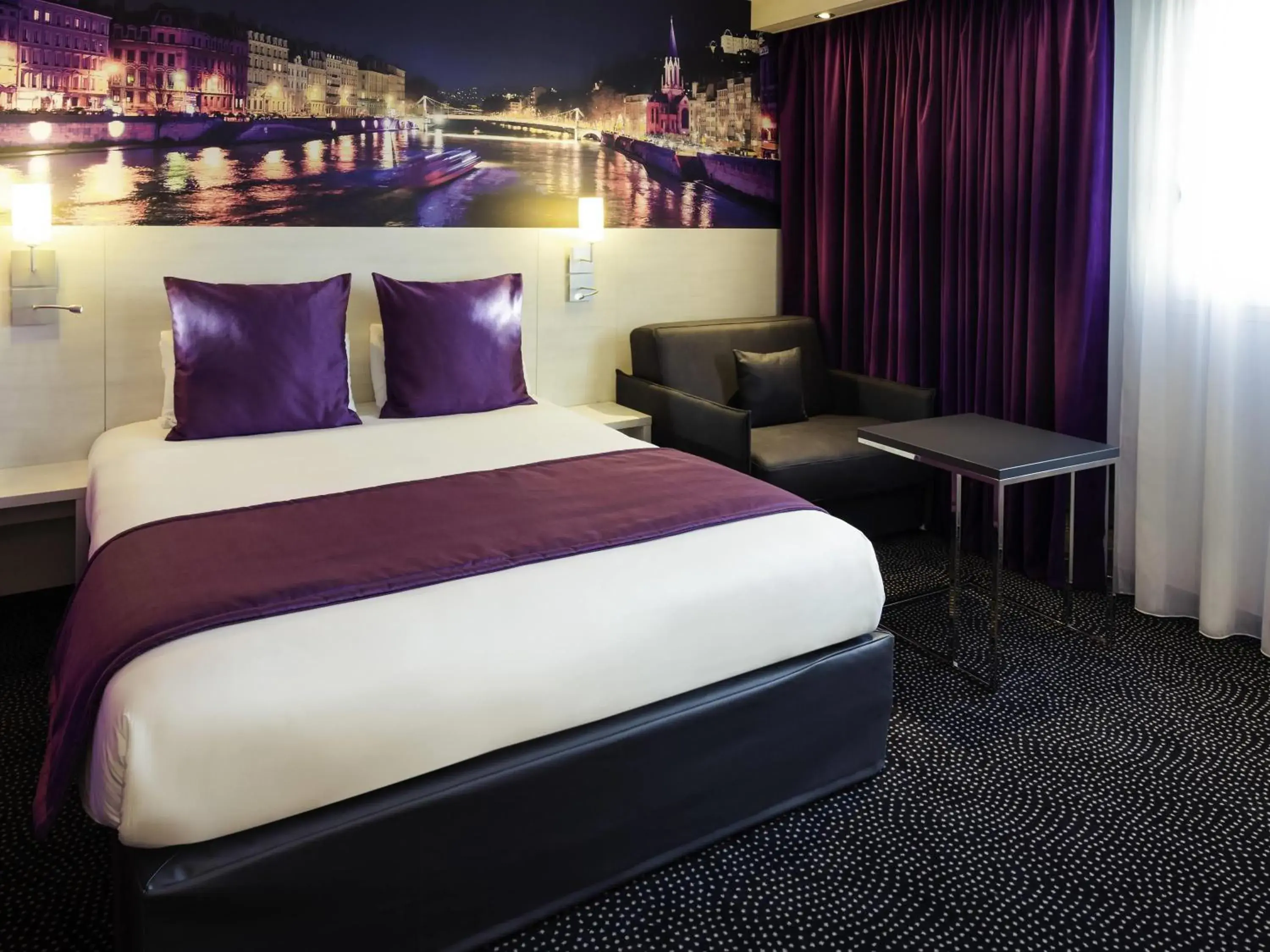 Bedroom, Bed in Hôtel Mercure Lyon Centre Charpennes Parc de la Tête d'Or Bedroom, Bed in Hôtel Mercure Lyon Centre Charpennes Parc de la Tête d'Or