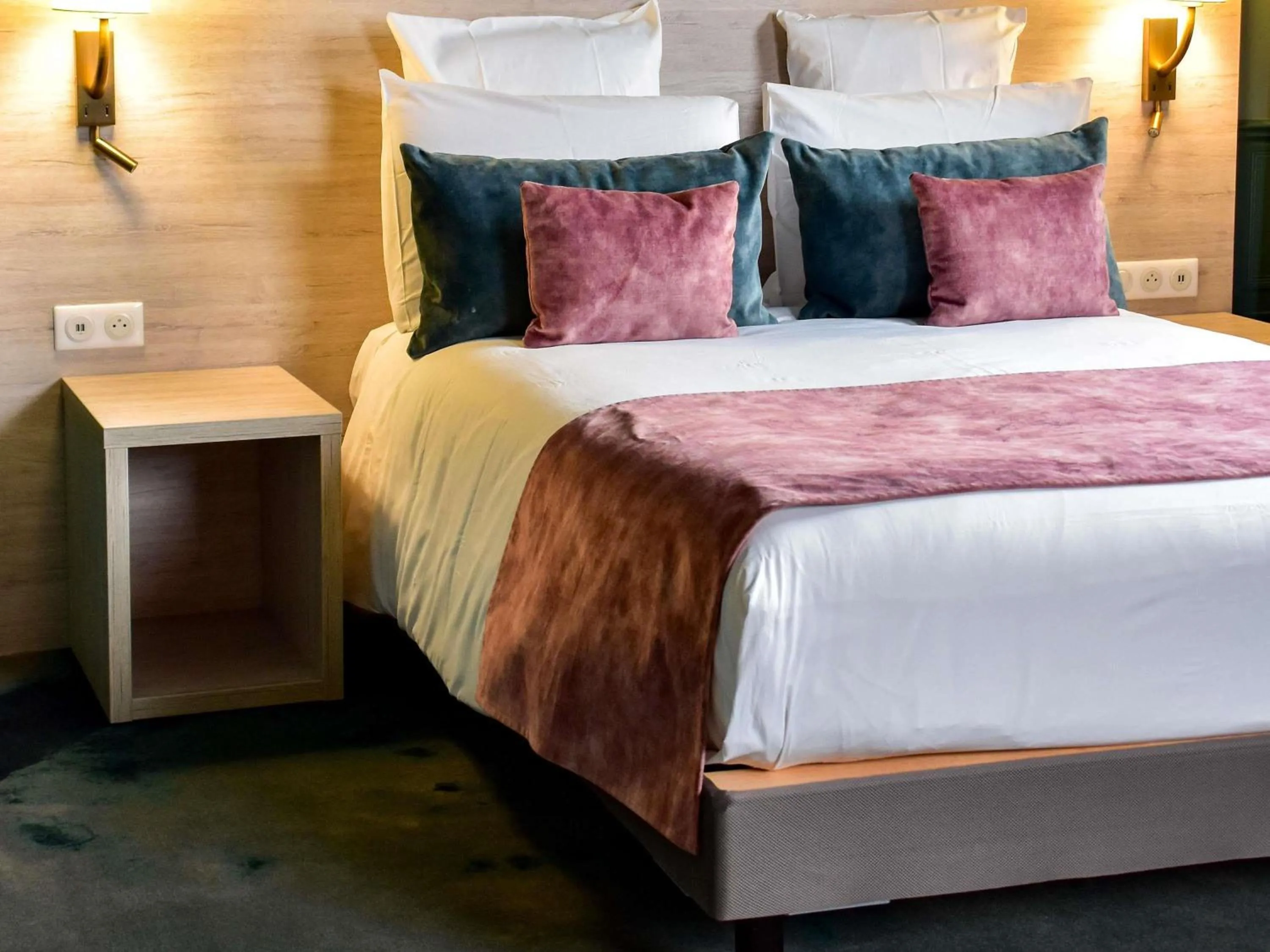 Bedroom, Bed in Hôtel Mercure Lyon Centre Charpennes Parc de la Tête d'Or