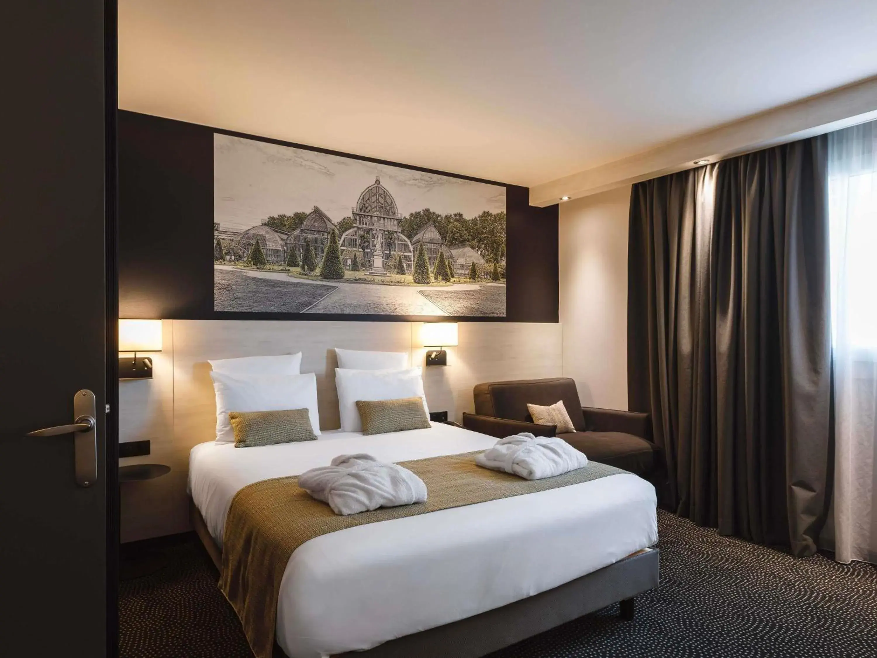 Property building, Bed in Hôtel Mercure Lyon Centre Charpennes Parc de la Tête d'Or Property building, Bed in Hôtel Mercure Lyon Centre Charpennes Parc de la Tête d'Or