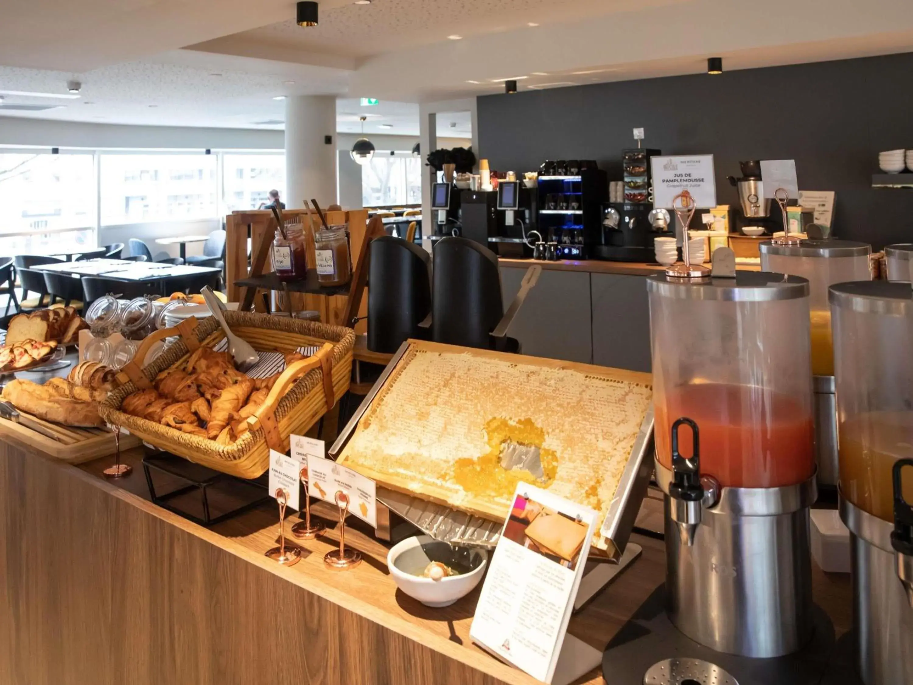 Breakfast in Hôtel Mercure Lyon Centre Charpennes Parc de la Tête d'Or Breakfast in Hôtel Mercure Lyon Centre Charpennes Parc de la Tête d'Or
