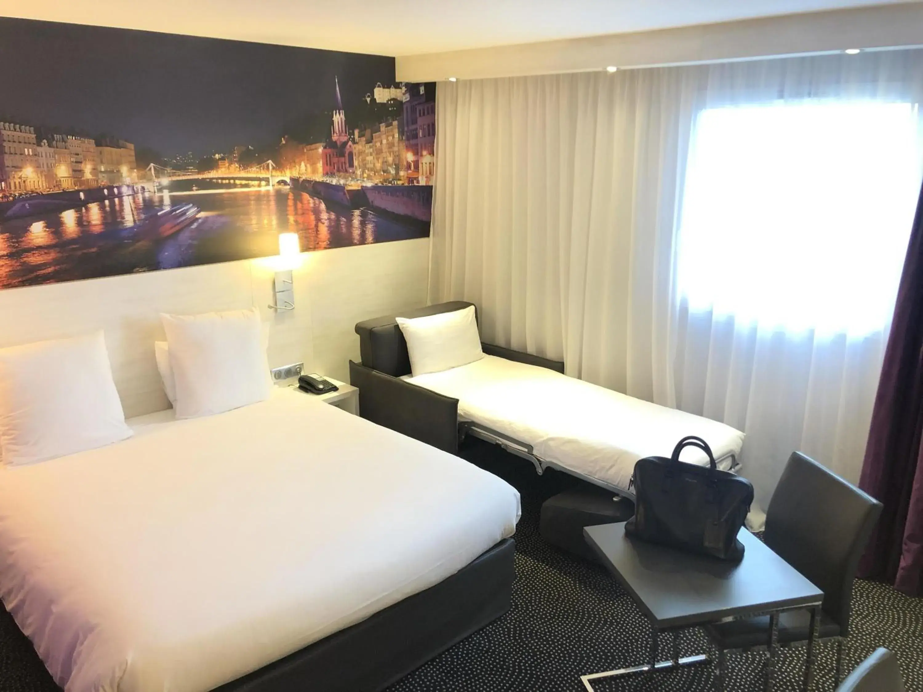 Superior Double Room with One Double Bed and One Sofa Bed in Hôtel Mercure Lyon Centre Charpennes Parc de la Tête d'Or Superior Double Room with One Double Bed and One Sofa Bed in Hôtel Mercure Lyon Centre Charpennes Parc de la Tête d'Or