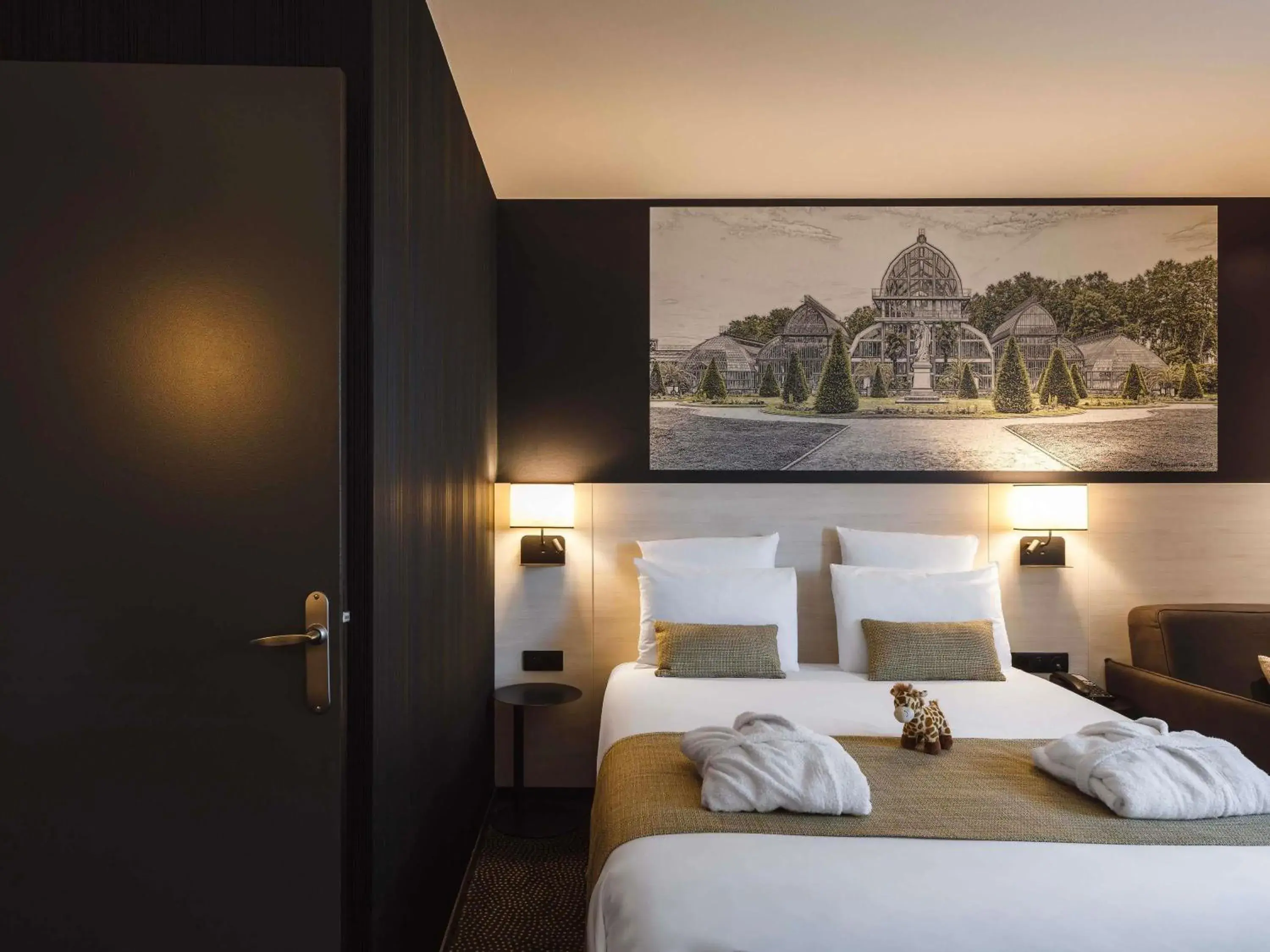 Bedroom, Bed in Hôtel Mercure Lyon Centre Charpennes Parc de la Tête d'Or Bedroom, Bed in Hôtel Mercure Lyon Centre Charpennes Parc de la Tête d'Or