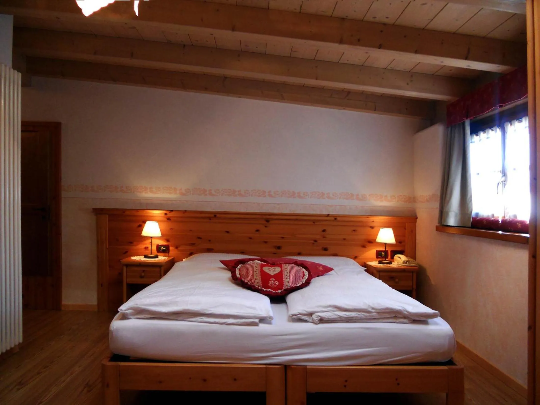 Bed in Hotel Garnì Salvanel