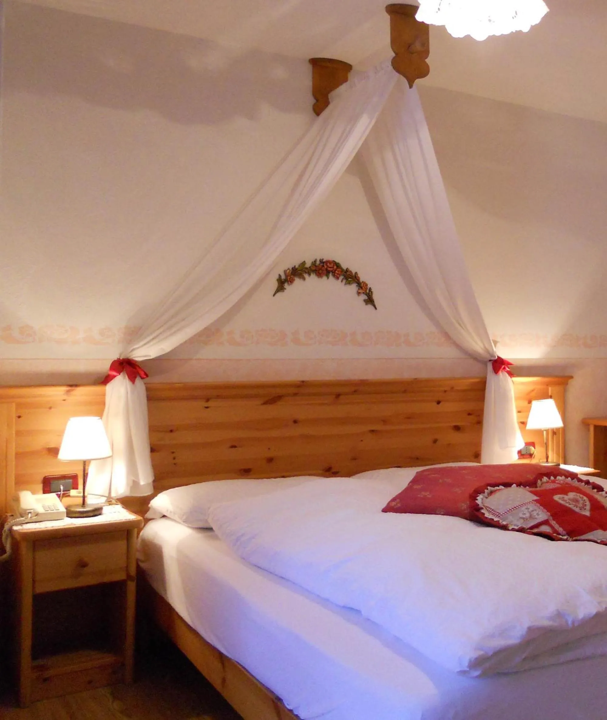 Bed in Hotel Garnì Salvanel