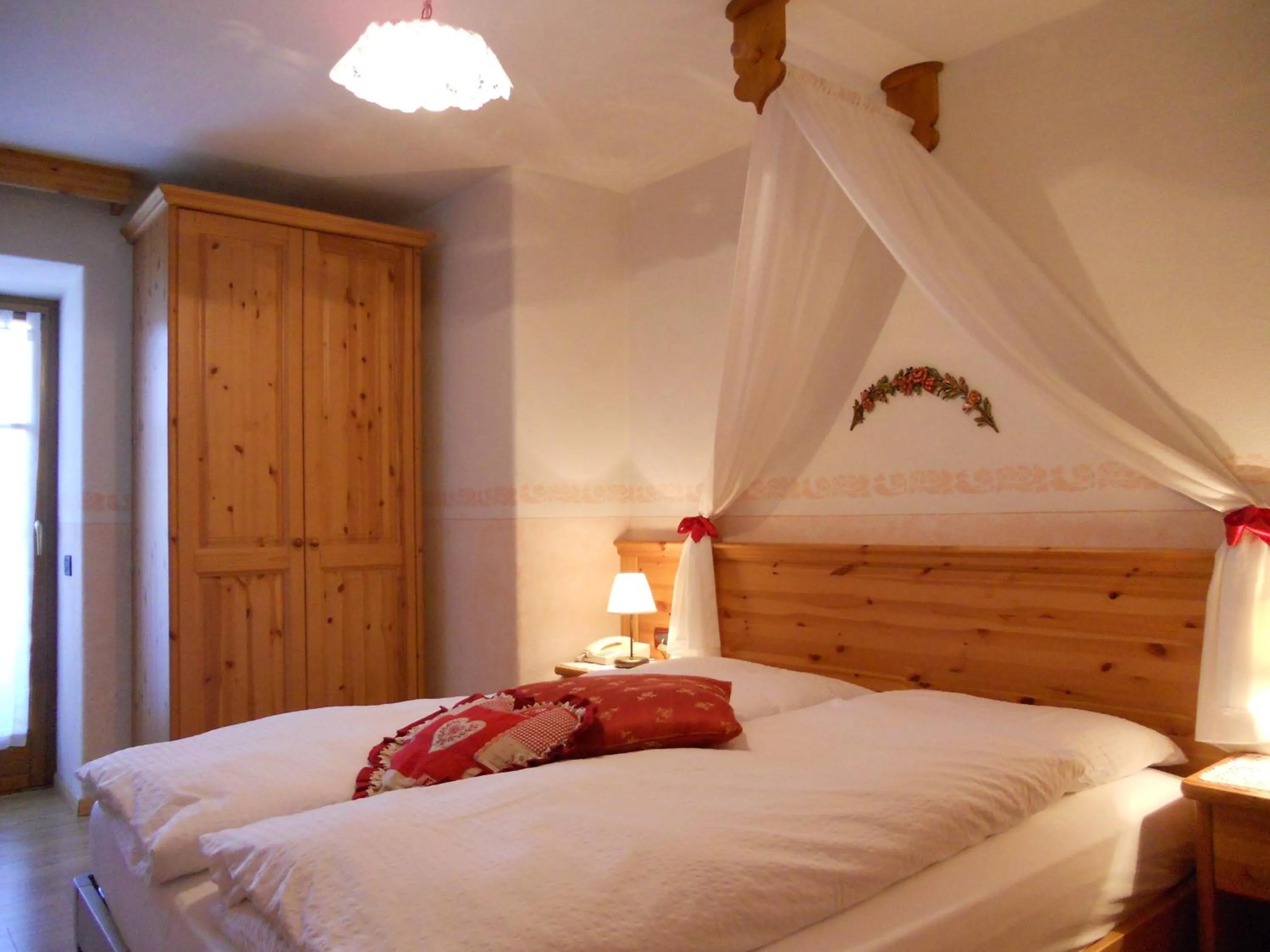 Bed in Hotel Garnì Salvanel