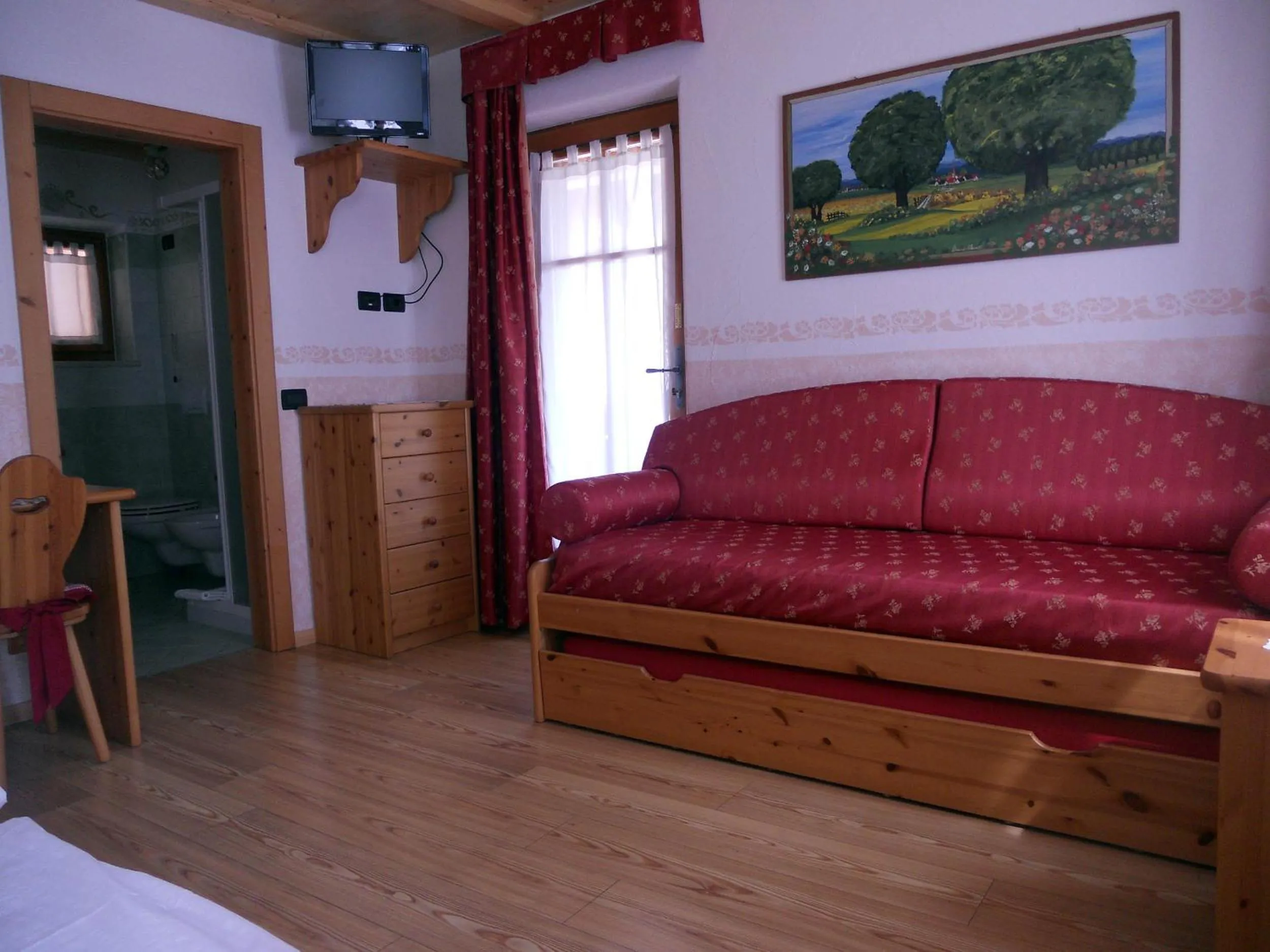 Photo of the whole room in Hotel Garnì Salvanel