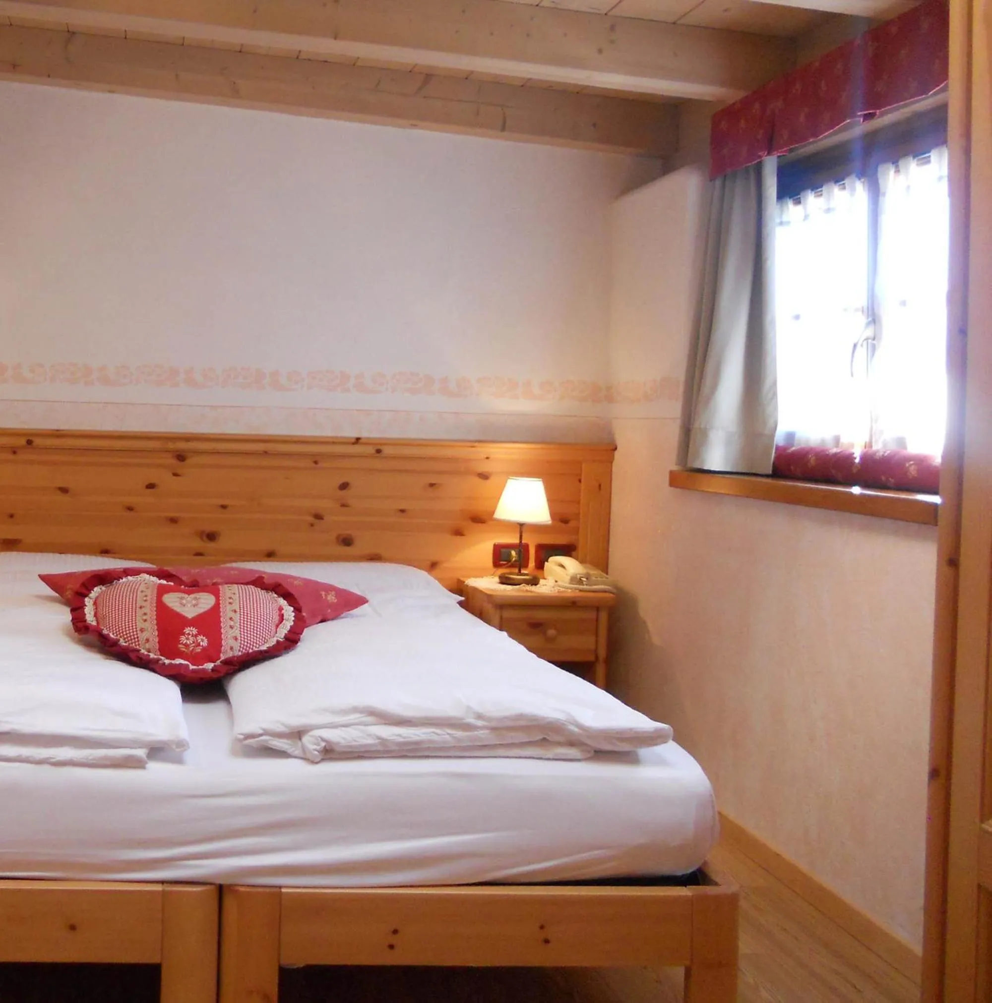 Decorative detail, Bed in Hotel Garnì Salvanel