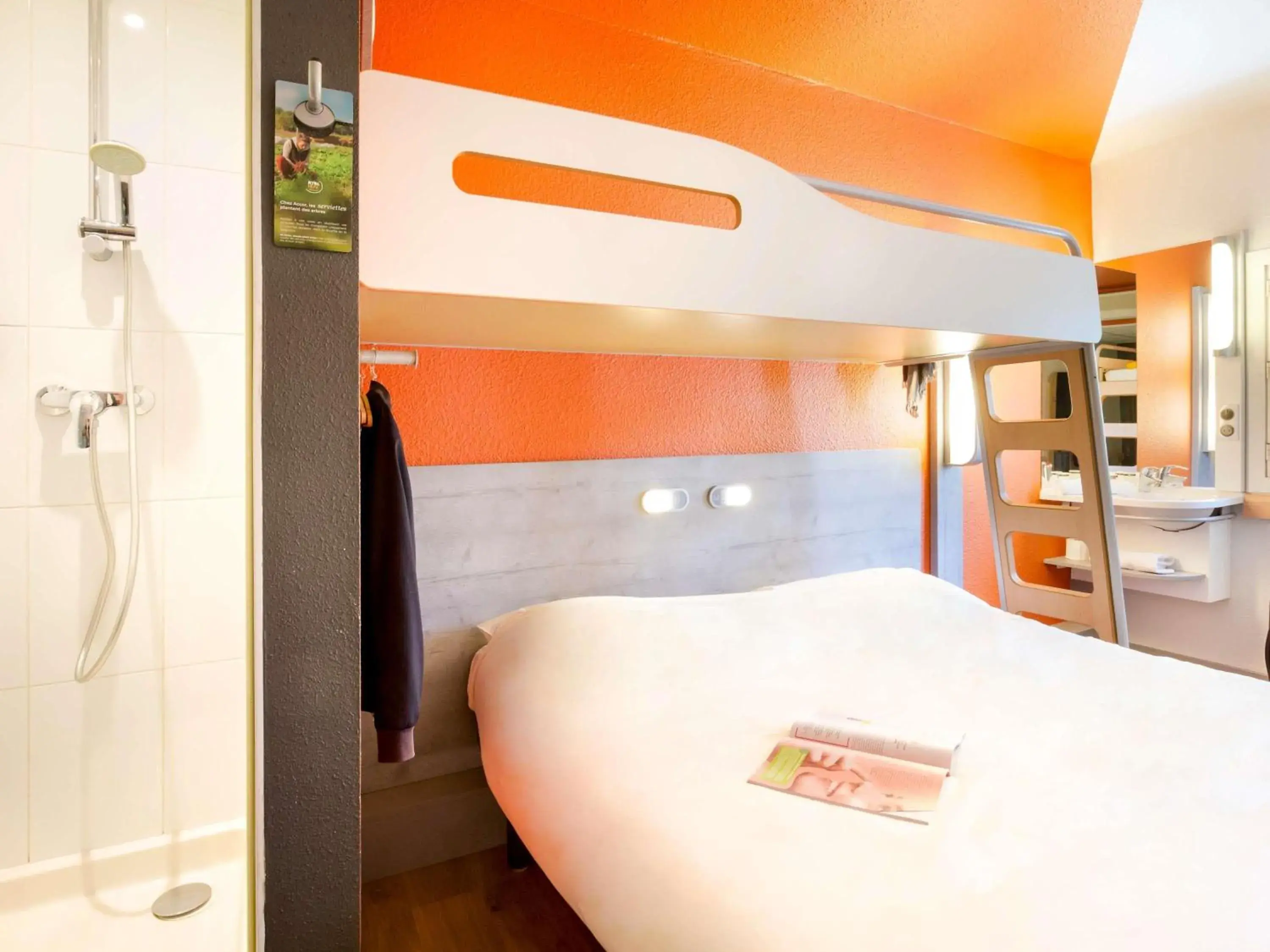 Bedroom, Bed in Ibis Budget Fréjus Capitou Bedroom, Bed in Ibis Budget Fréjus Capitou